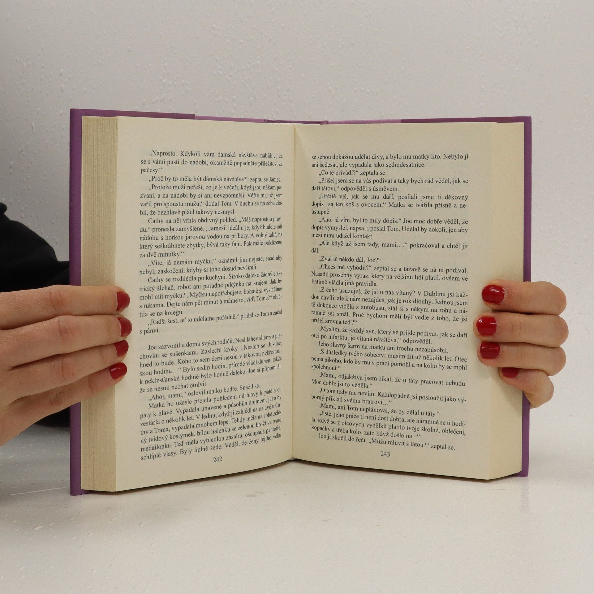 Maeve Binchy Šarlatové pírko