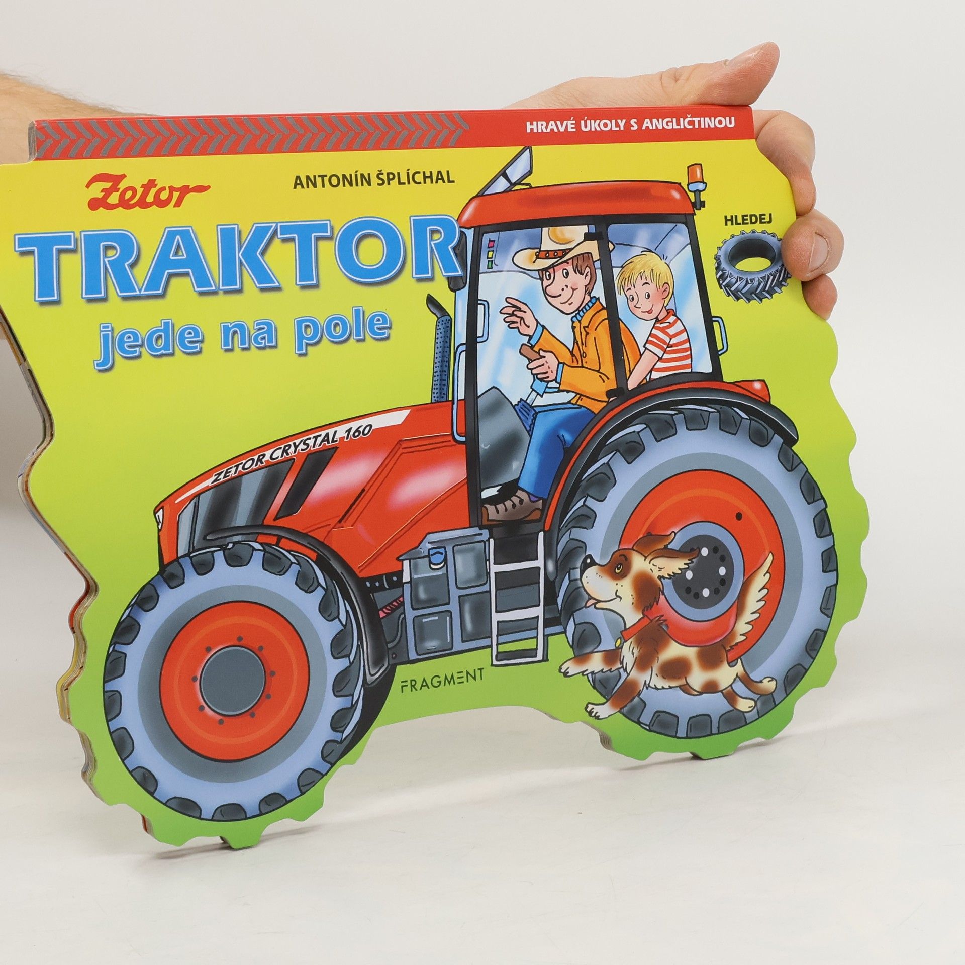 Fragment Traktor jede na pole