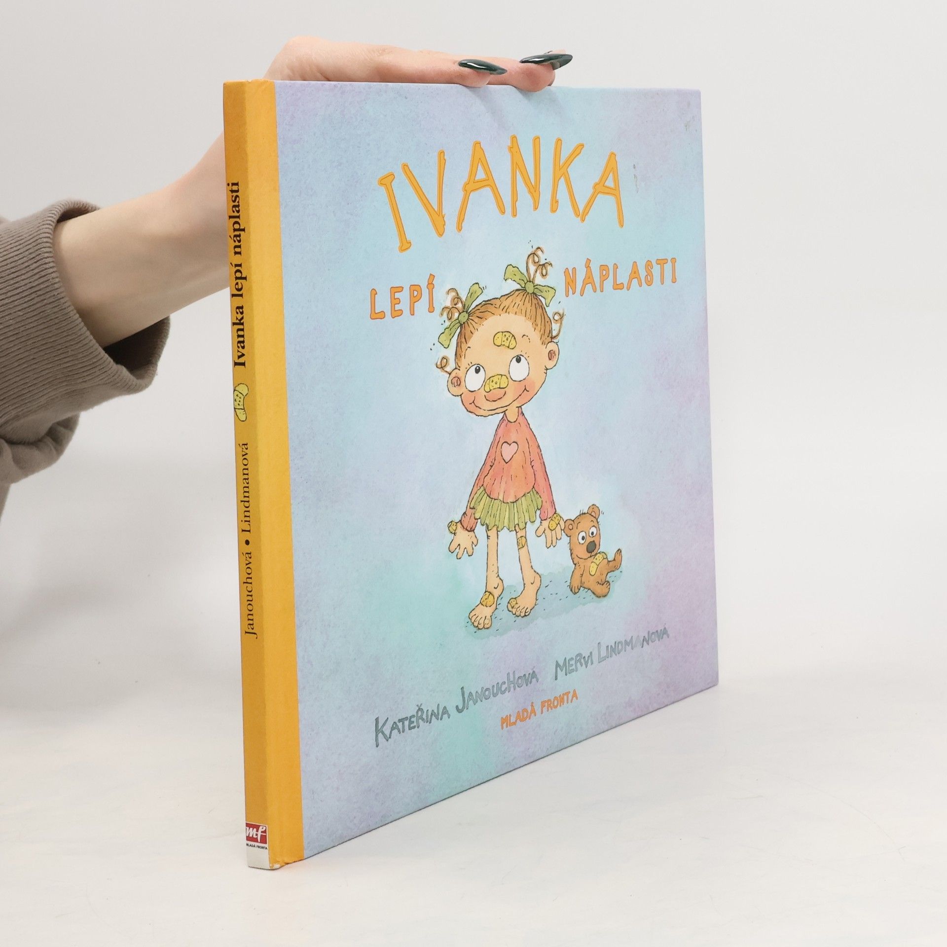Katerina Janouch Ivanka lepí náplasti