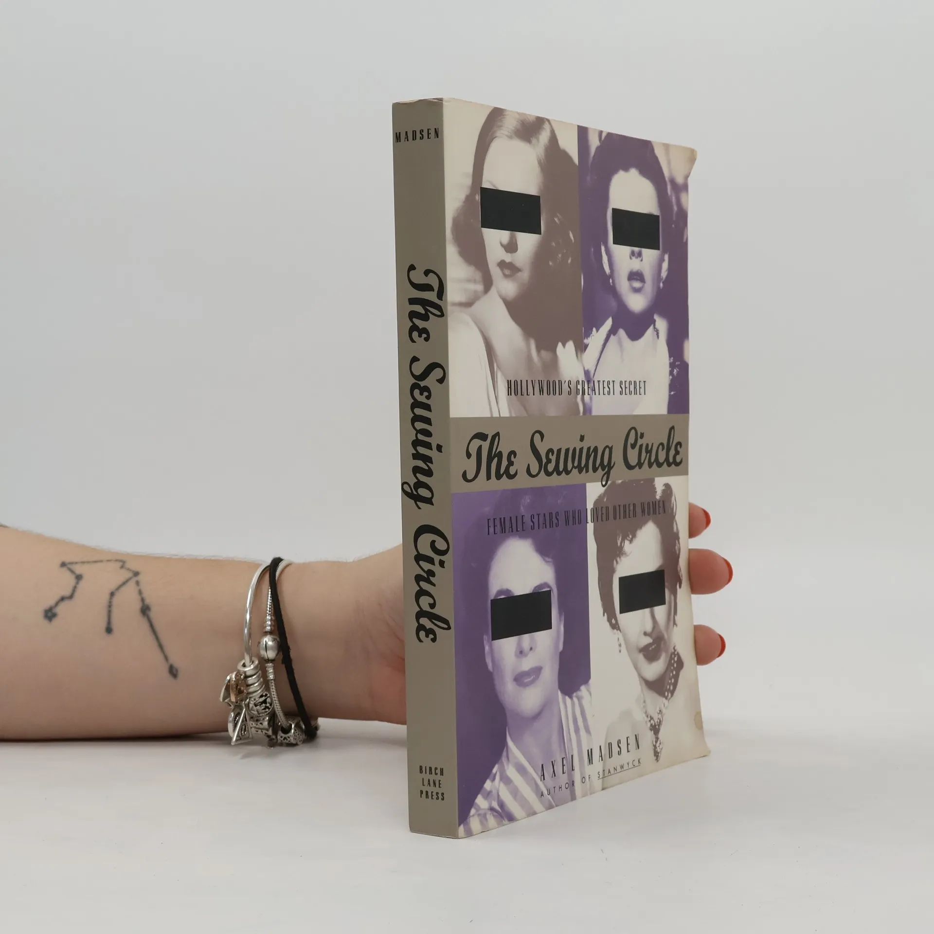 The Sewing Circle | Book | Paperback | Axel Madsen | EN