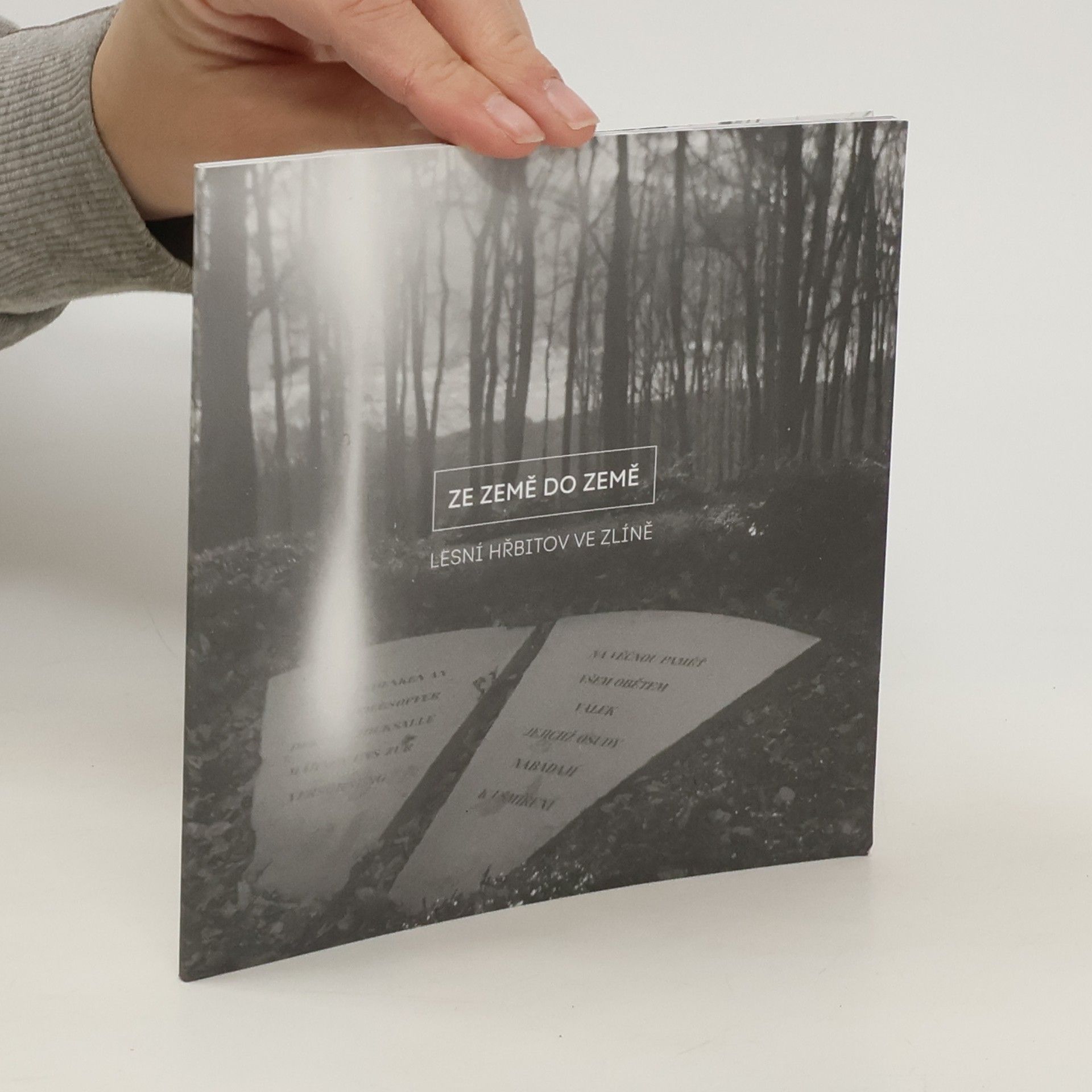 Collectif d'auteurs Ze země do země. Lesní hřbitov ve Zlíně