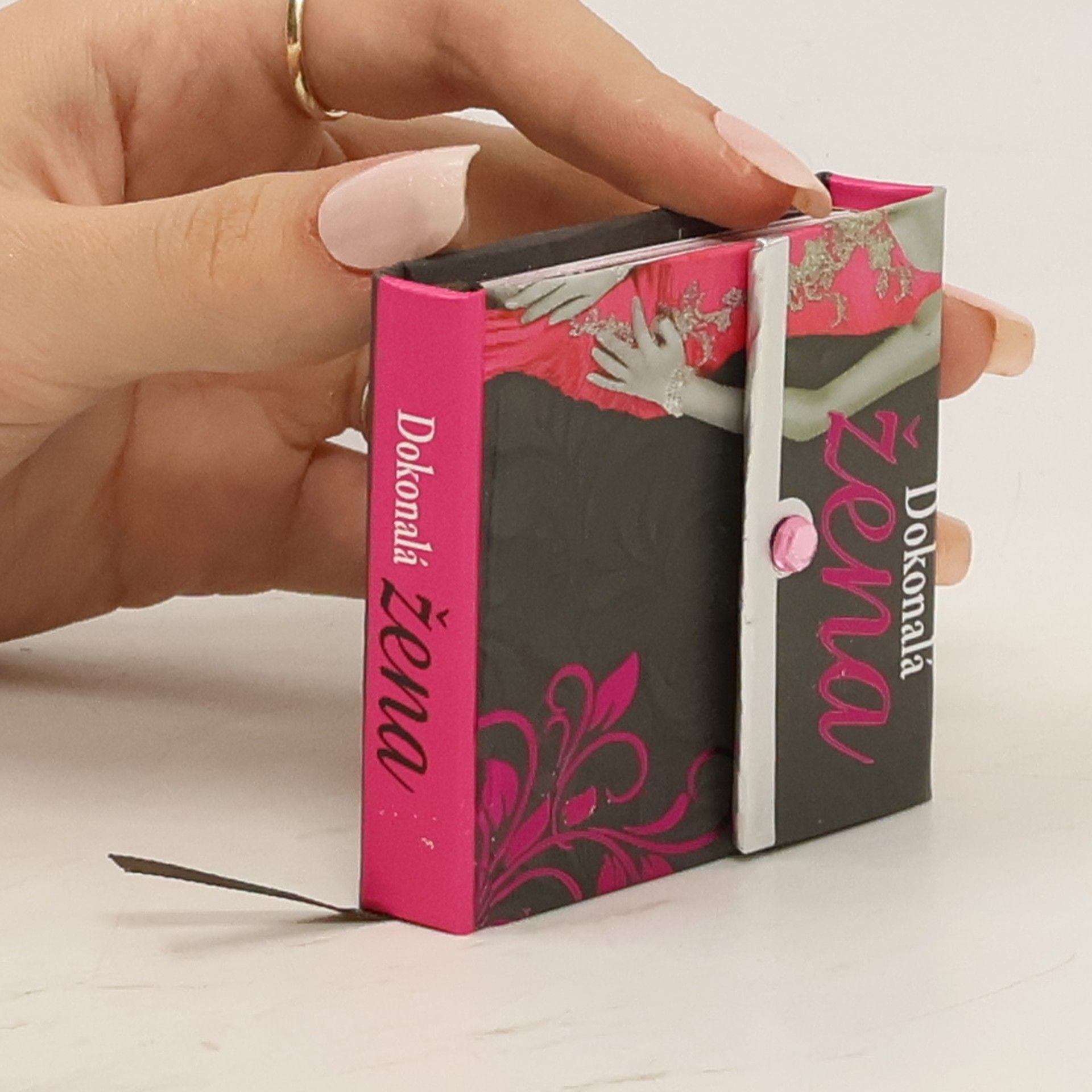 Collectif d'auteurs Dokonalá žena