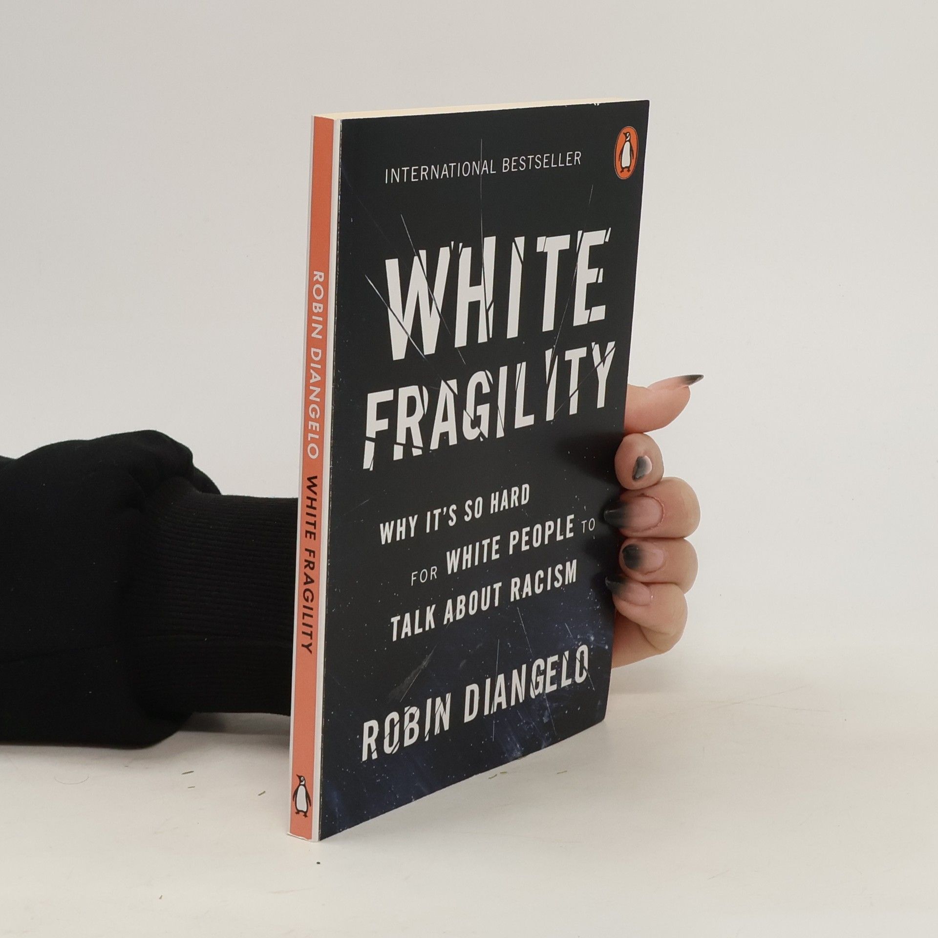 Robin J. DiAngelo White fragility : why it's so hard for white people to talk about racism