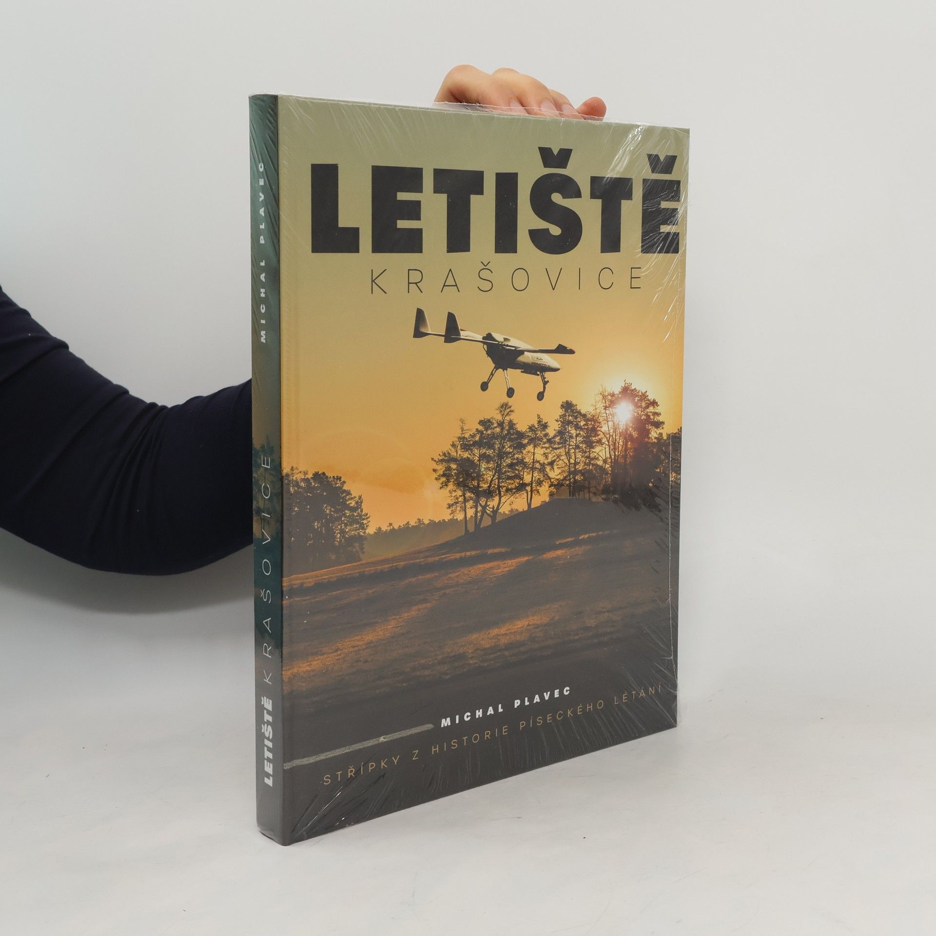 Michal Plavec Letiště Krašovice : střípky z historie píseckého létání