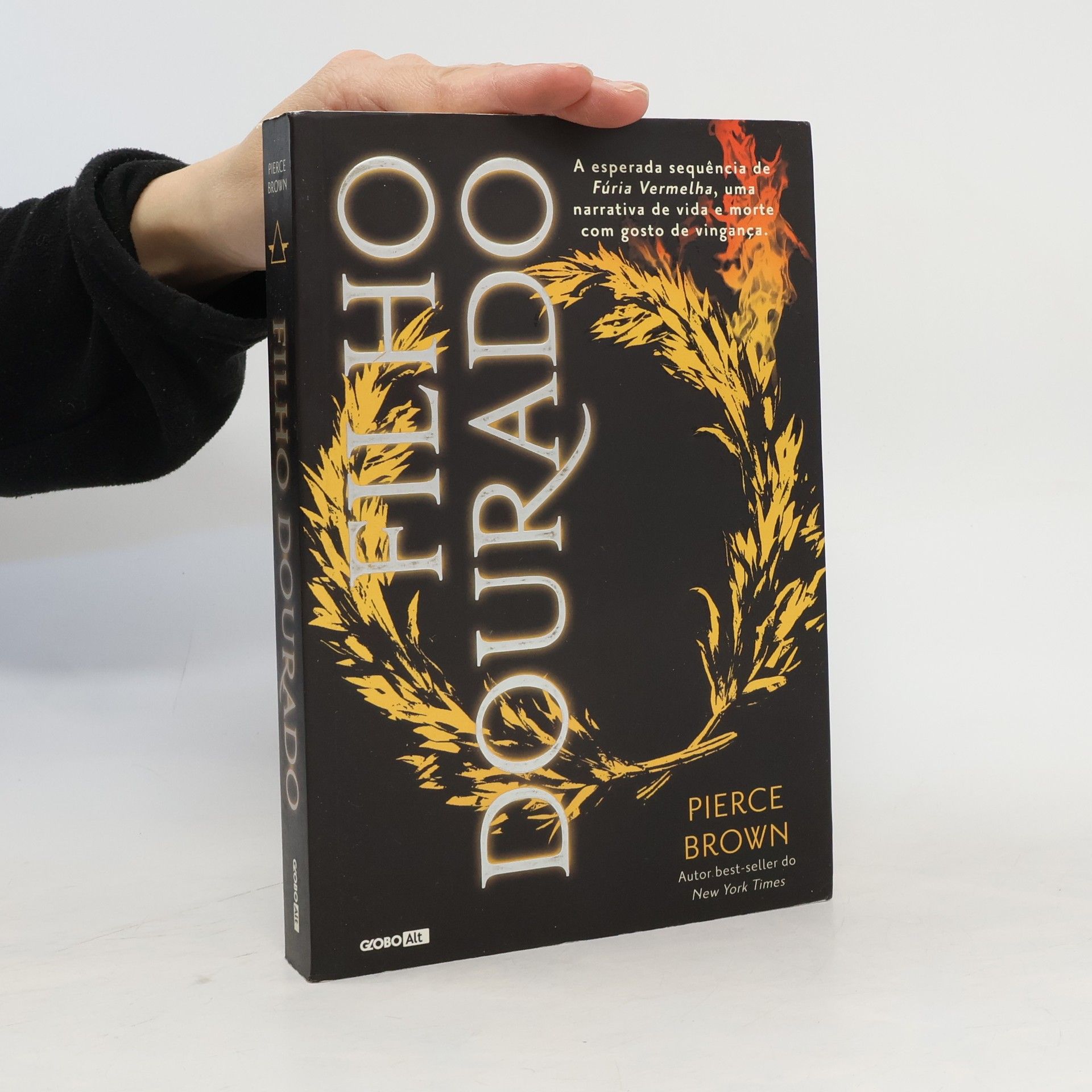 Pierce Brown Filho dourado