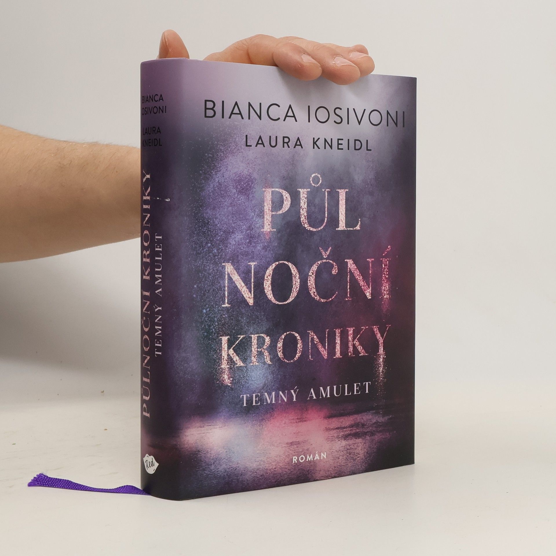 Bianca Iosivoni Půlnoční kroniky: Temný amulet.
