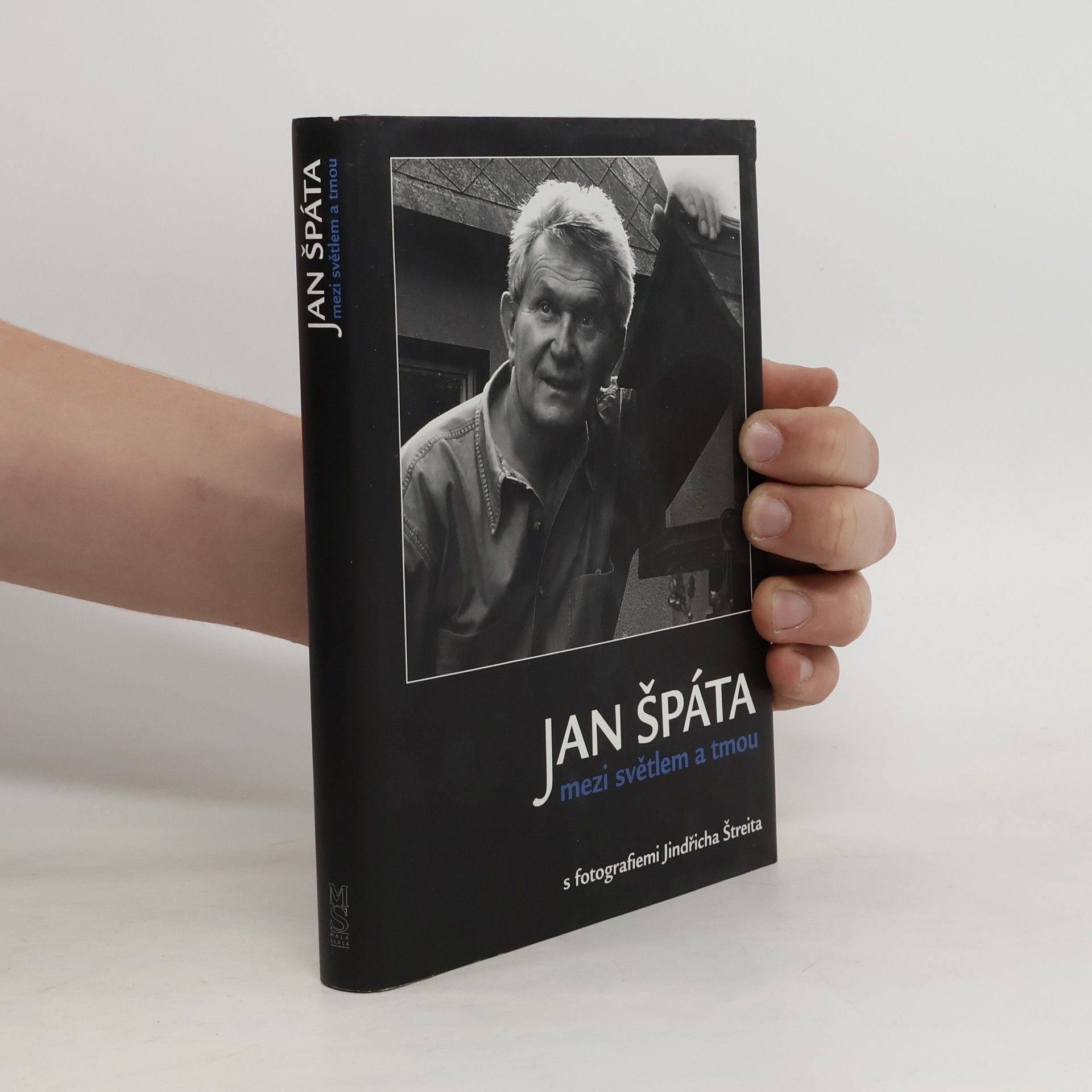 Jan Špáta Jan Špáta mezi světlem a tmou: Sloupky a fejetony s fotografiemi Jindřicha Štreita