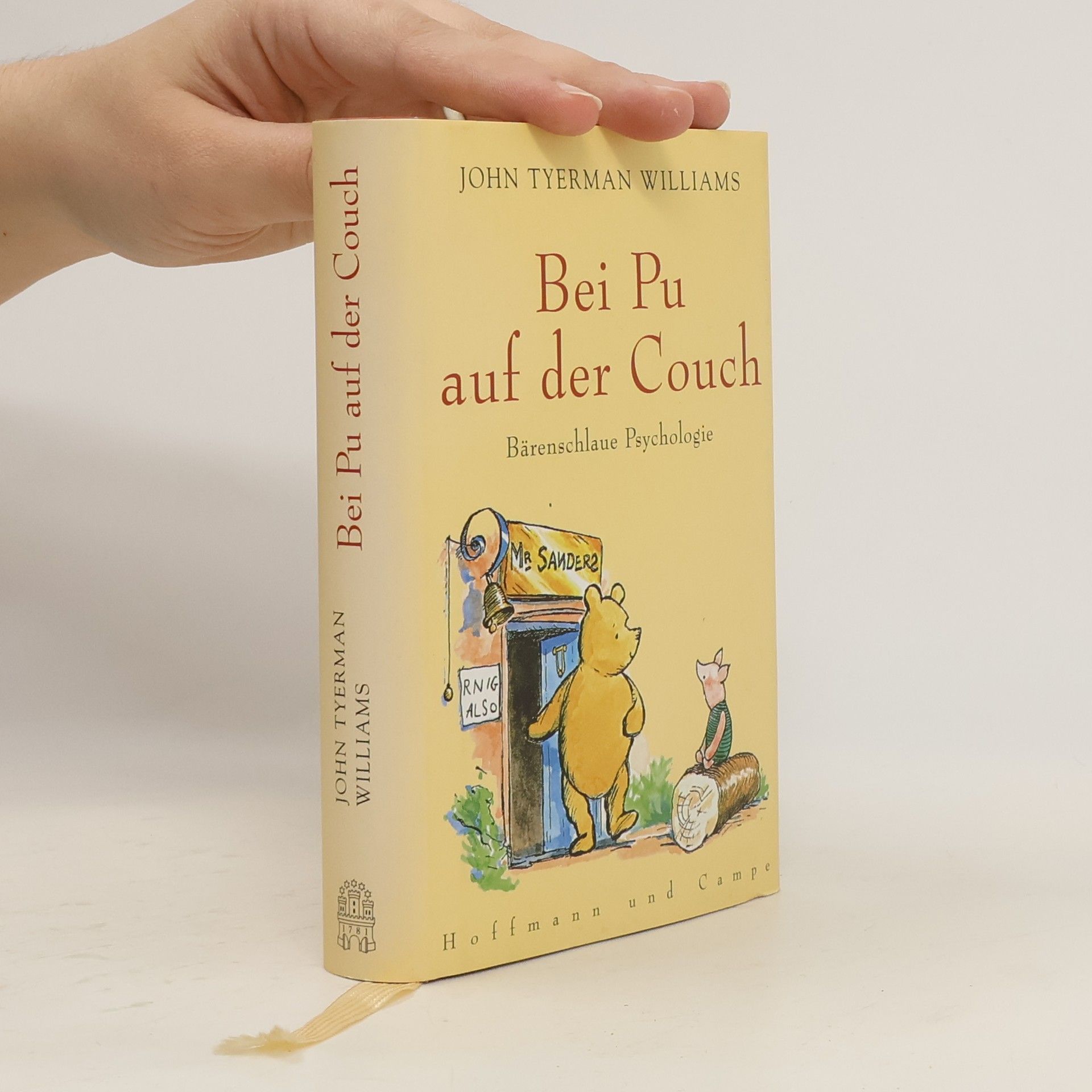 John Tyerman Williams Bei Pu auf der Couch