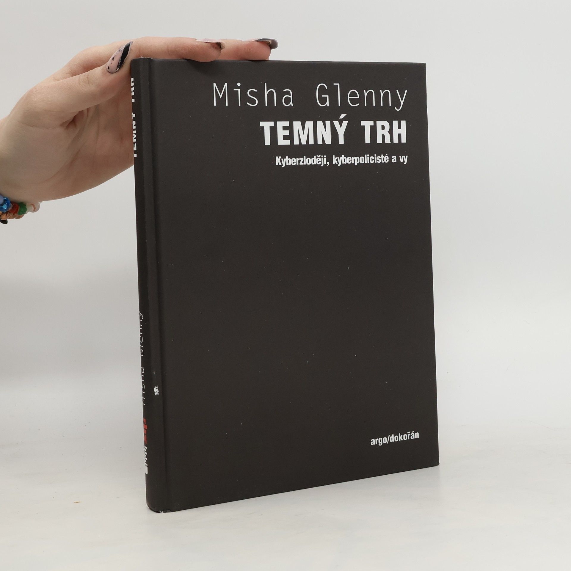 Misha Glenny Temný trh : kyberzloději, kyberpolicisté a vy