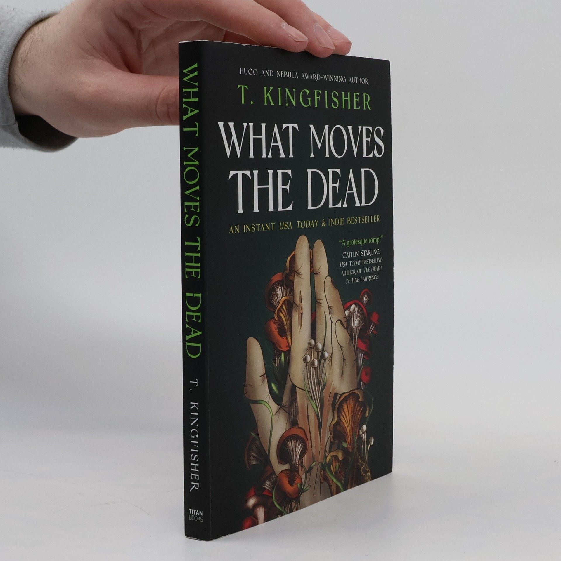 T. Kingfisher What Moves The Dead
