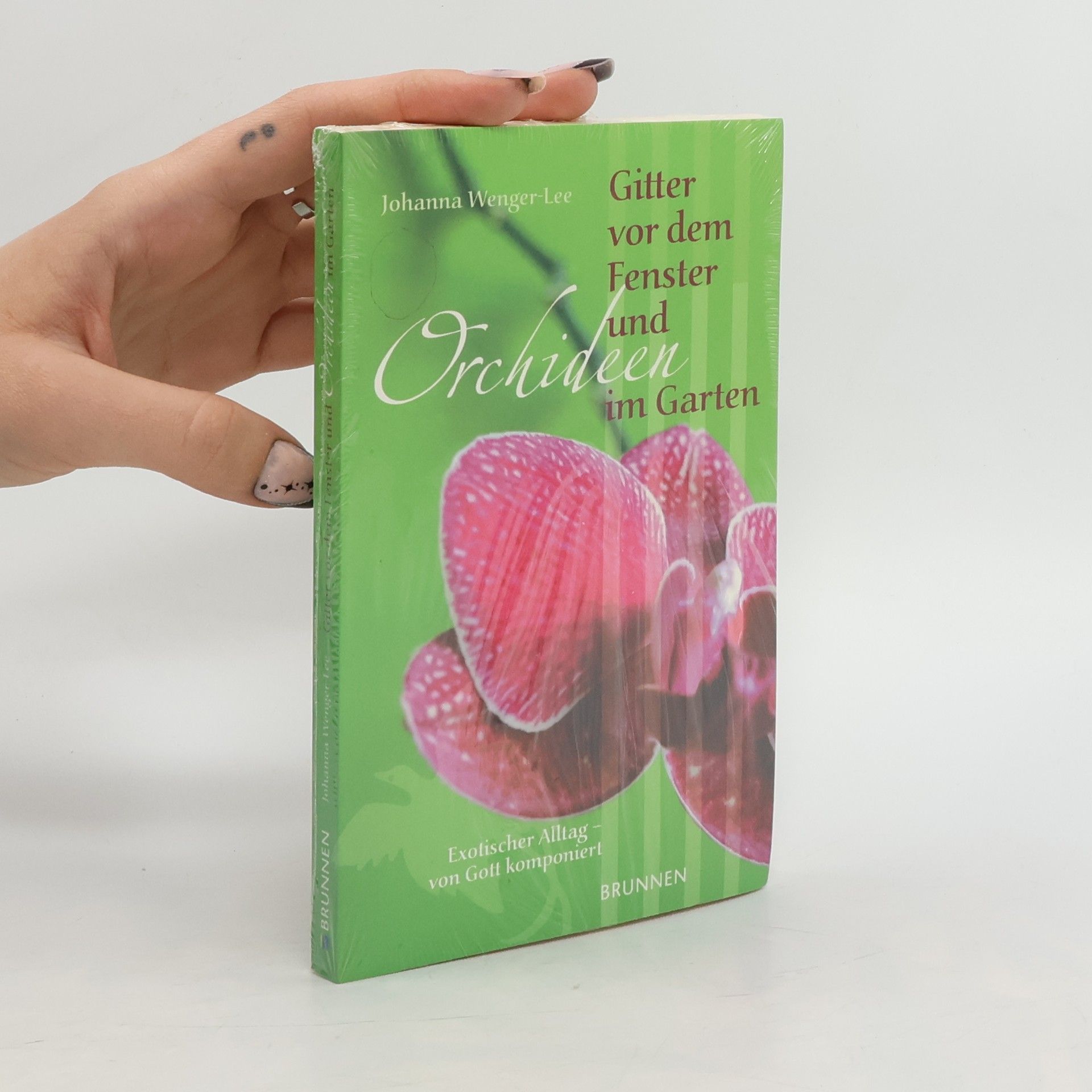 Johanna Wenger Lee Gitter vor dem Fenster und Orchideen im Garten