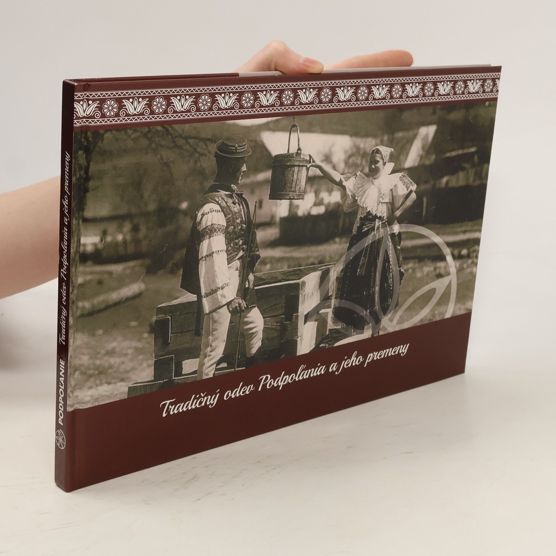 Collectif d'auteurs Tradičný odev Podpoľania a jeho premeny
