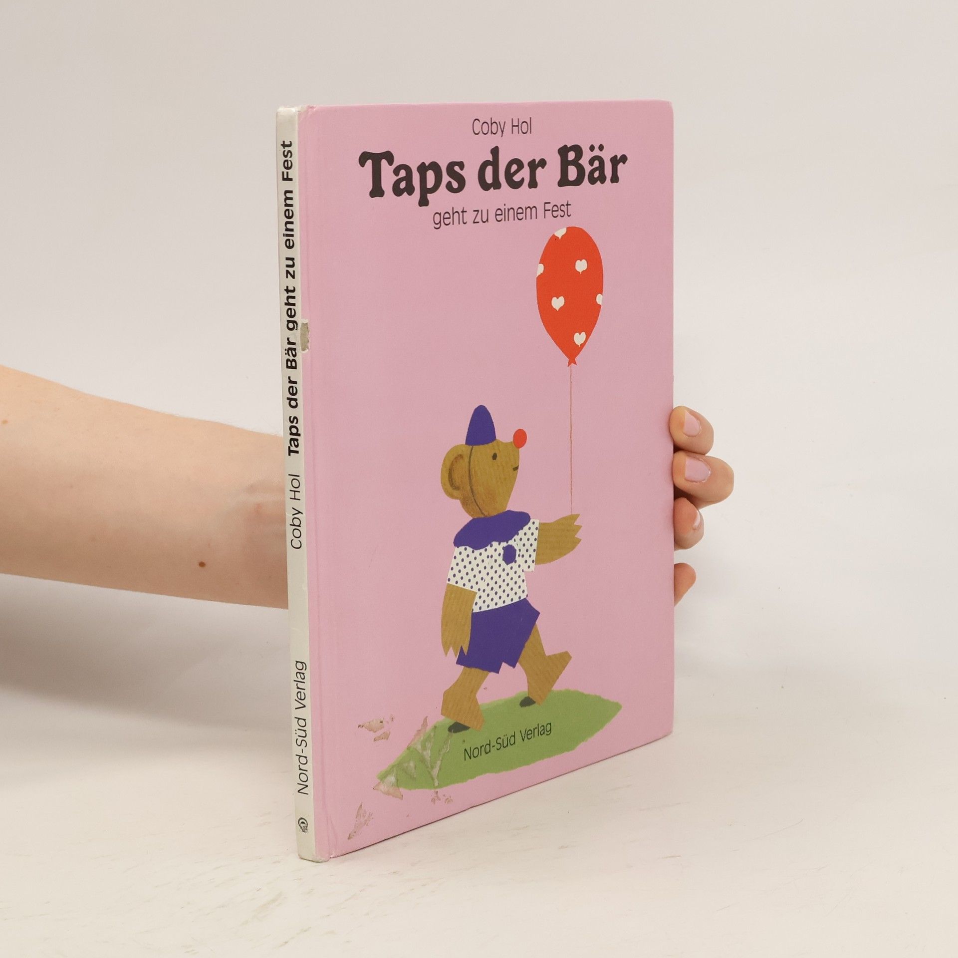 Coby Hol Taps, der Bär, geht zu einem Fest