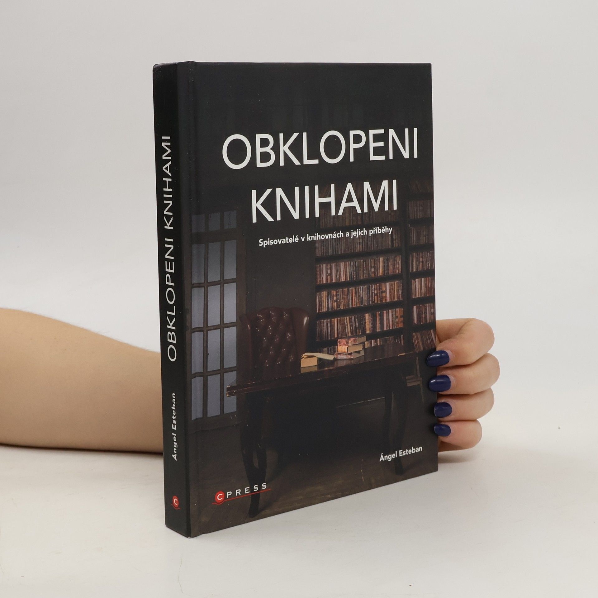 A. ngel Esteban Obklopeni knihami