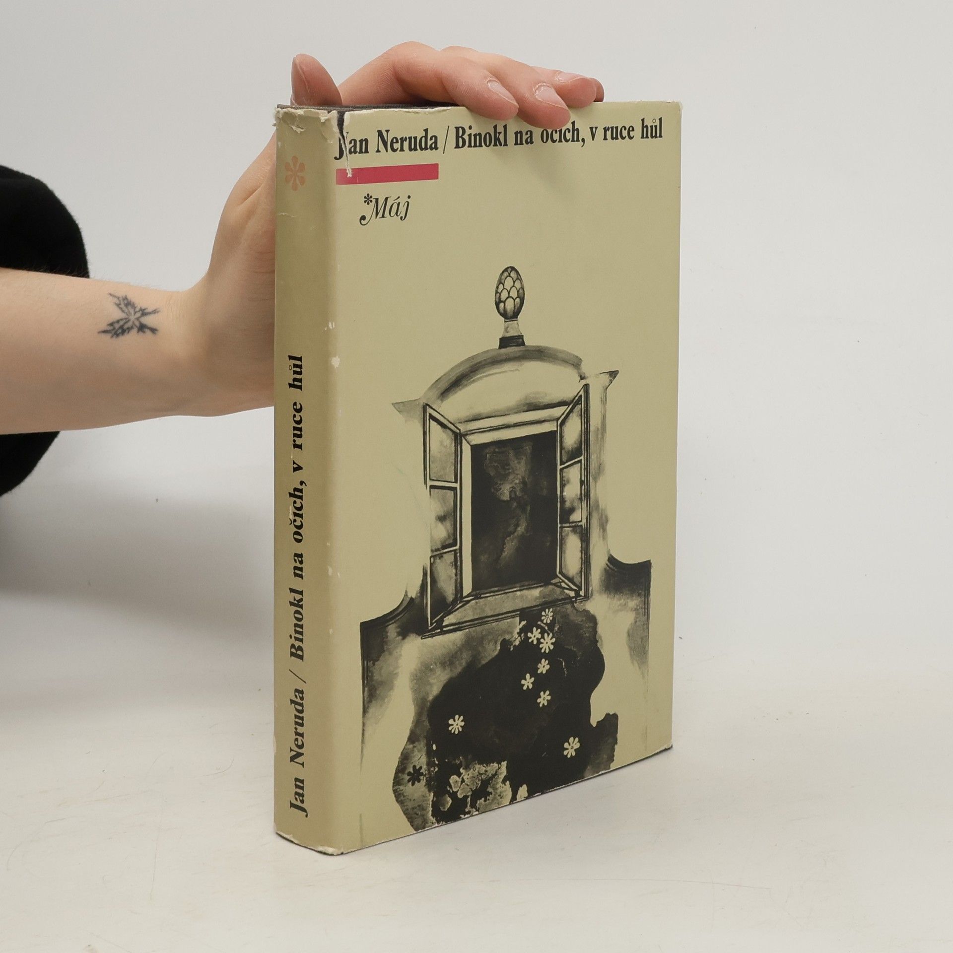Jan Neruda Binokl na očích, v ruce hůl