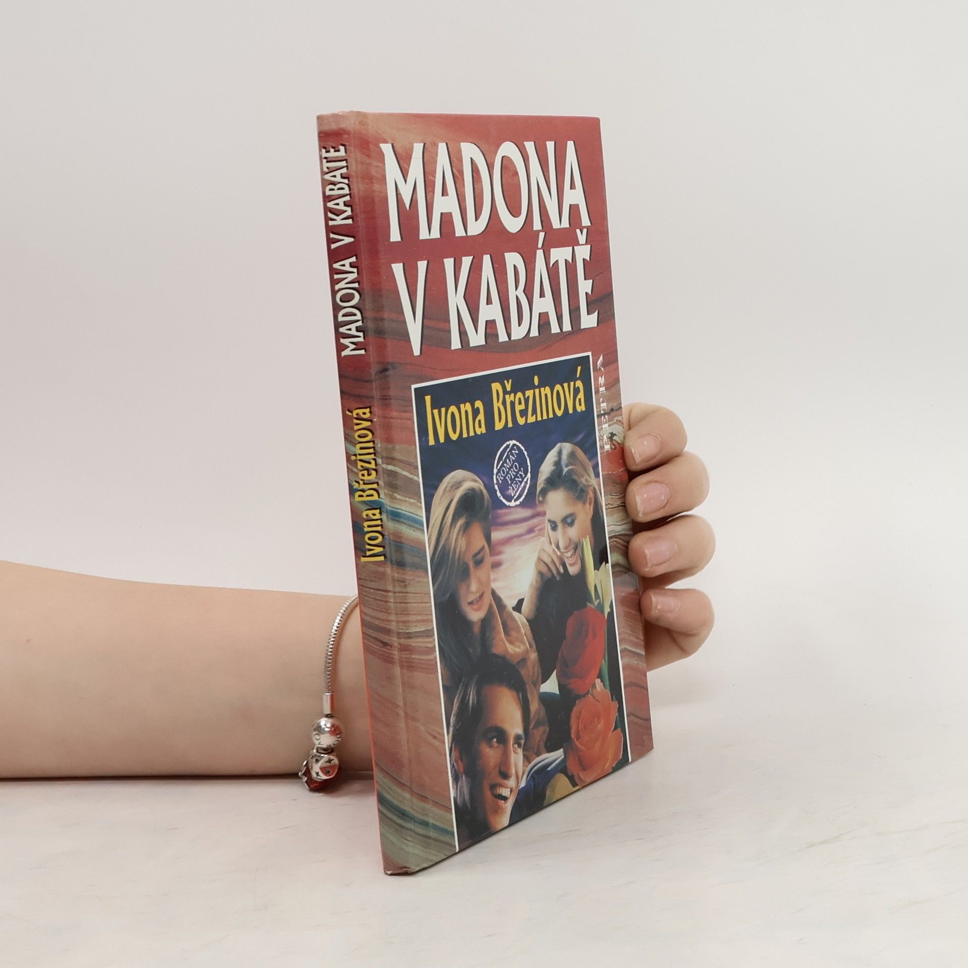 Ivona Brezinova Madona v kabátě