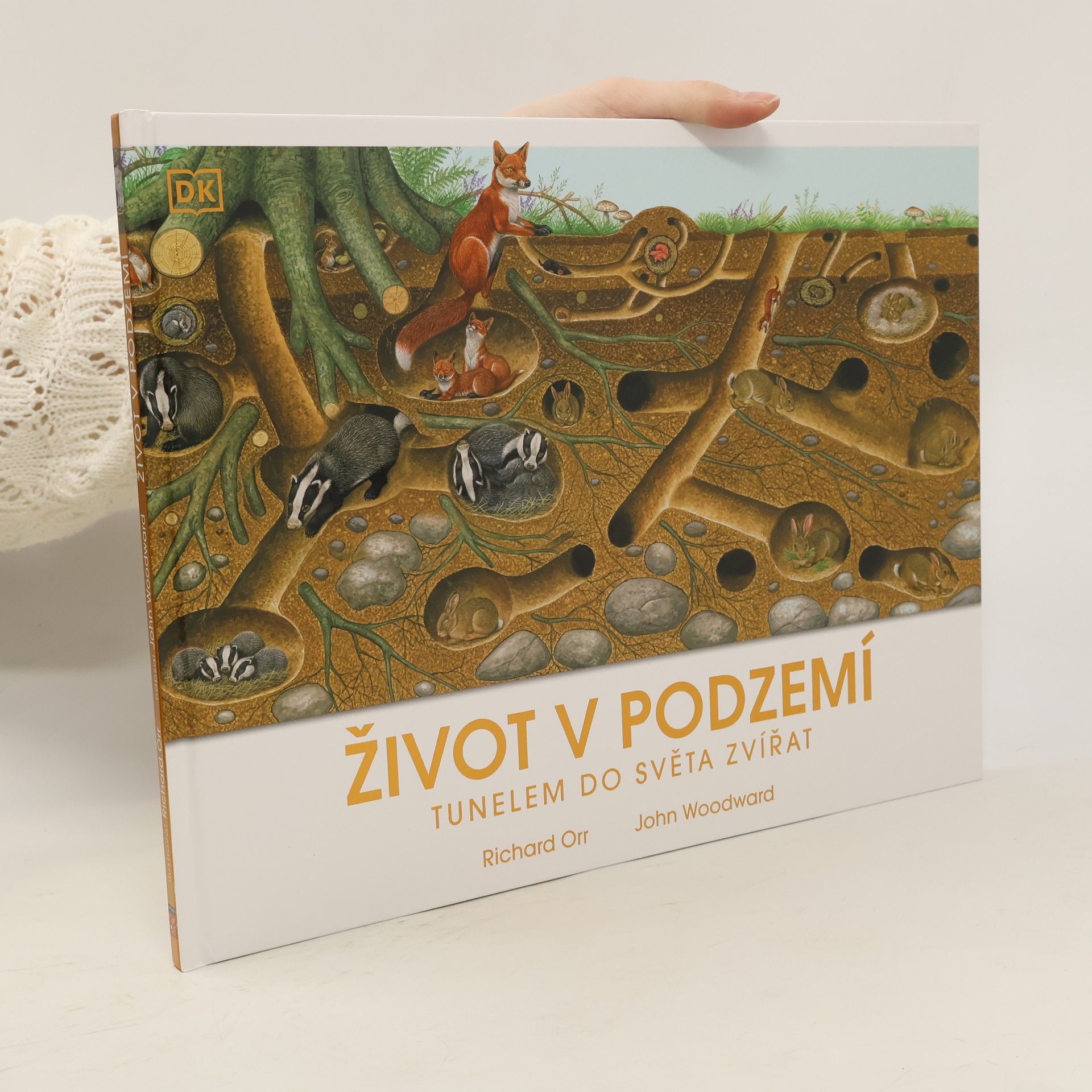 Joyce Pope Život v podzemí