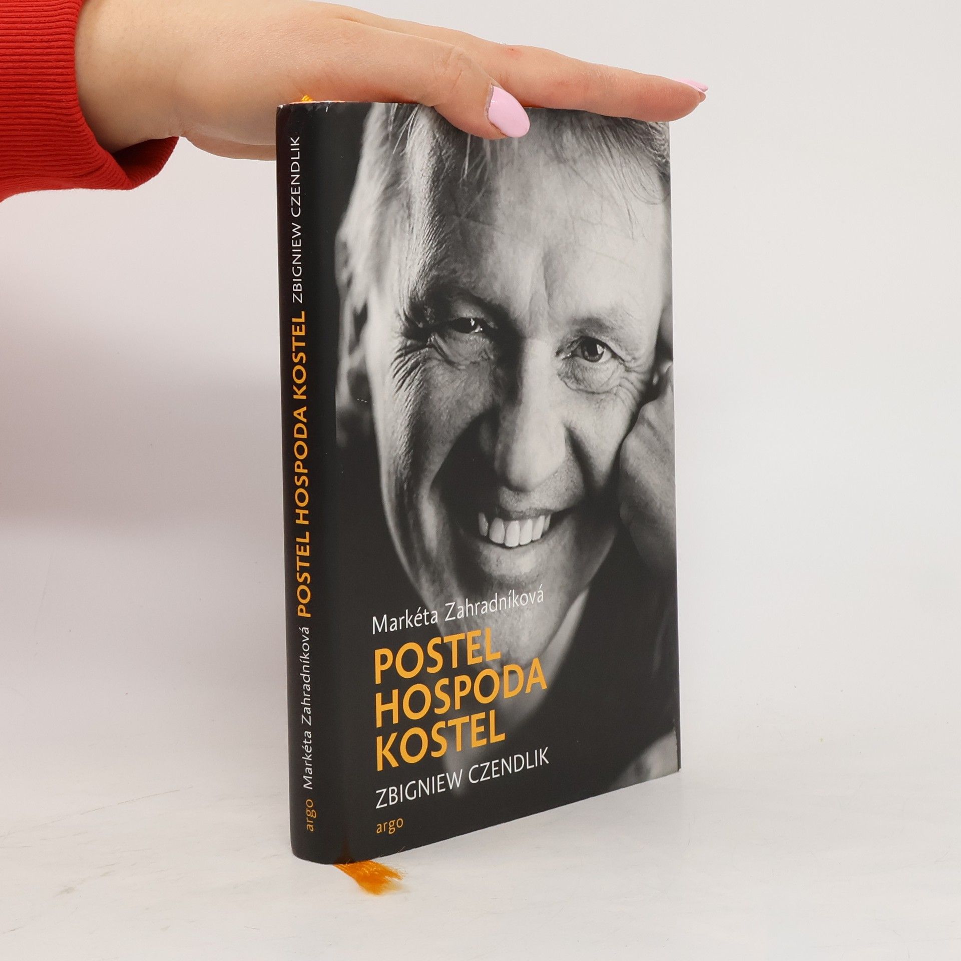 Postel, hospoda, kostel