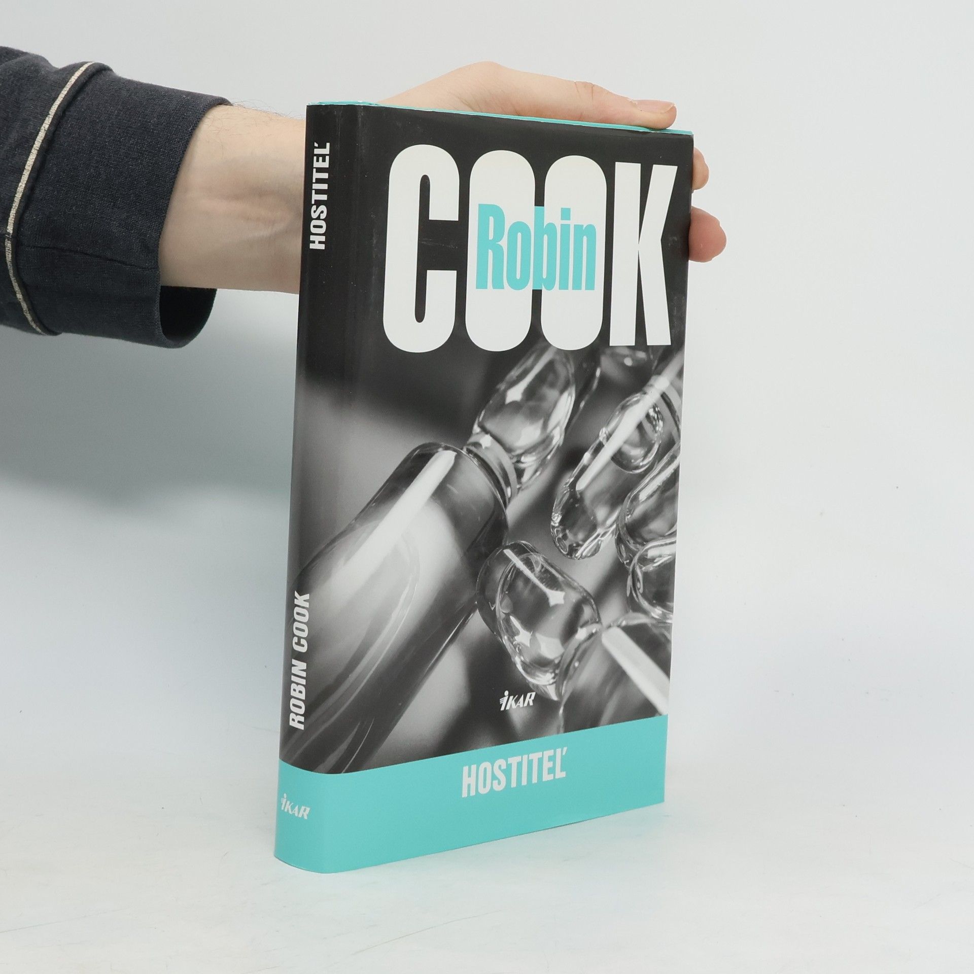 Robin Cook Hostiteľ