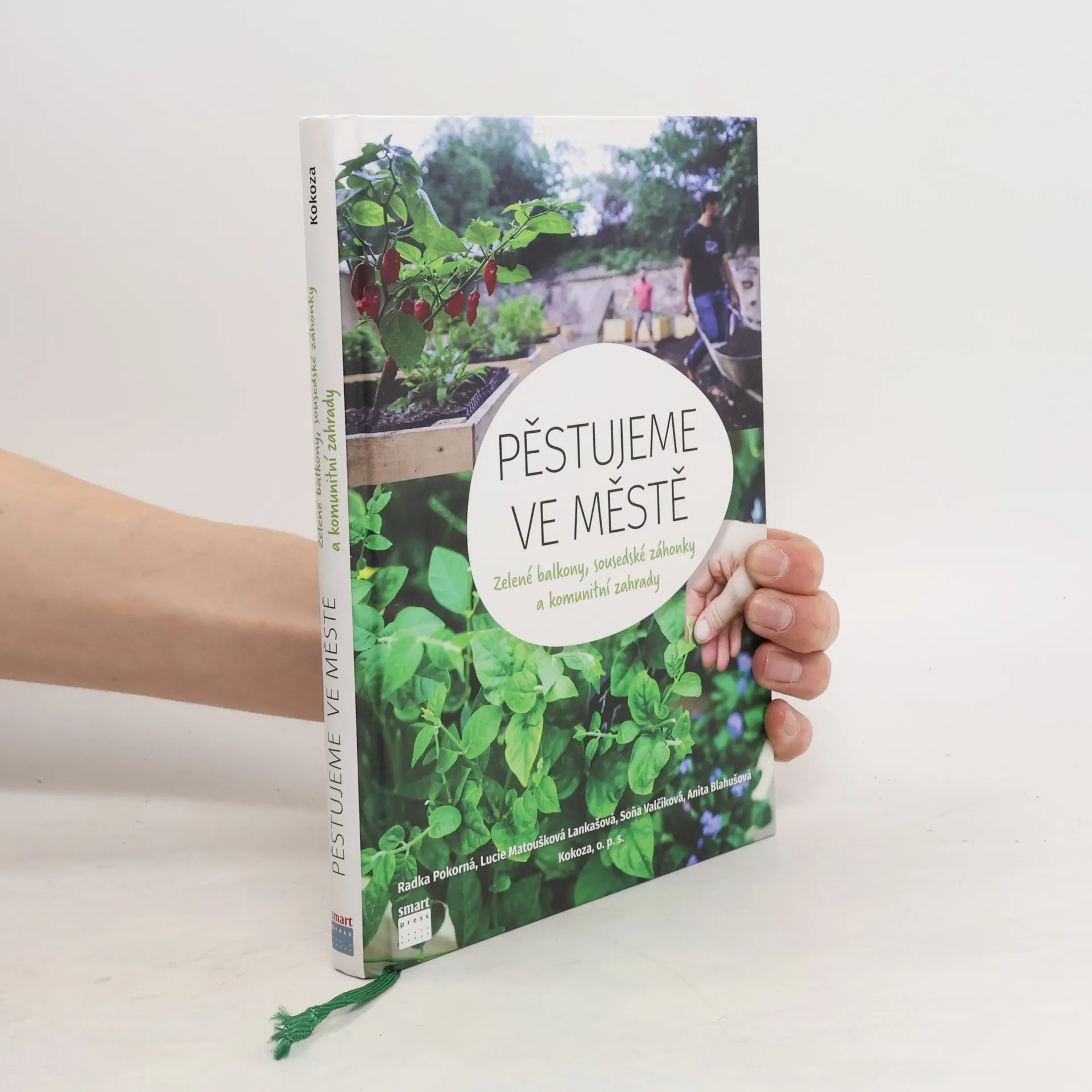 Pěstujeme ve městě. Zelené balkony, sousedské záhonky a komunitní zahrady | Kniha | pevná | Radka Pokorná