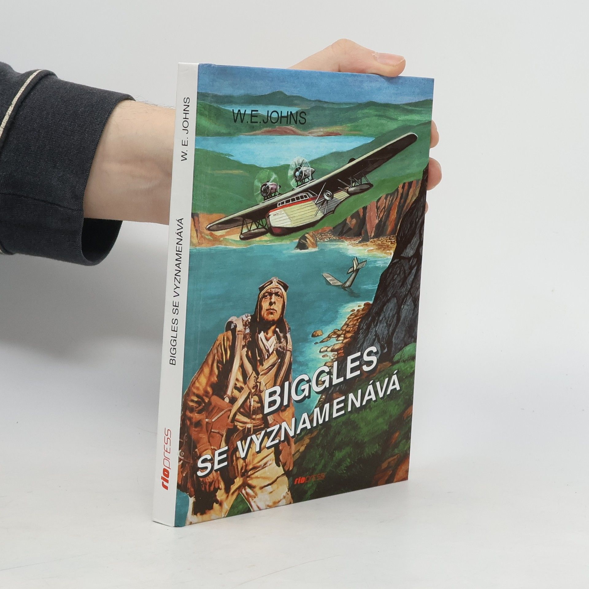 William Earl Johns Biggles se vyznamenává