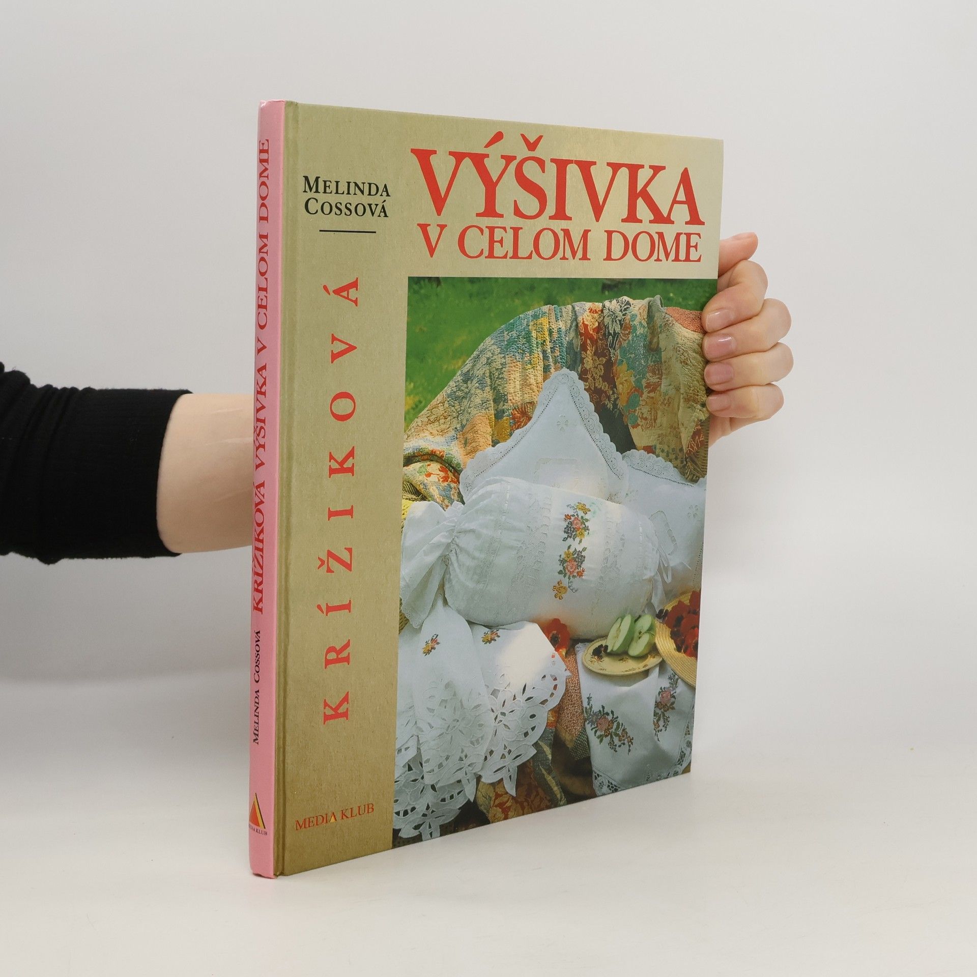 Melinda Coss Krížiková výšivka v celom dome
