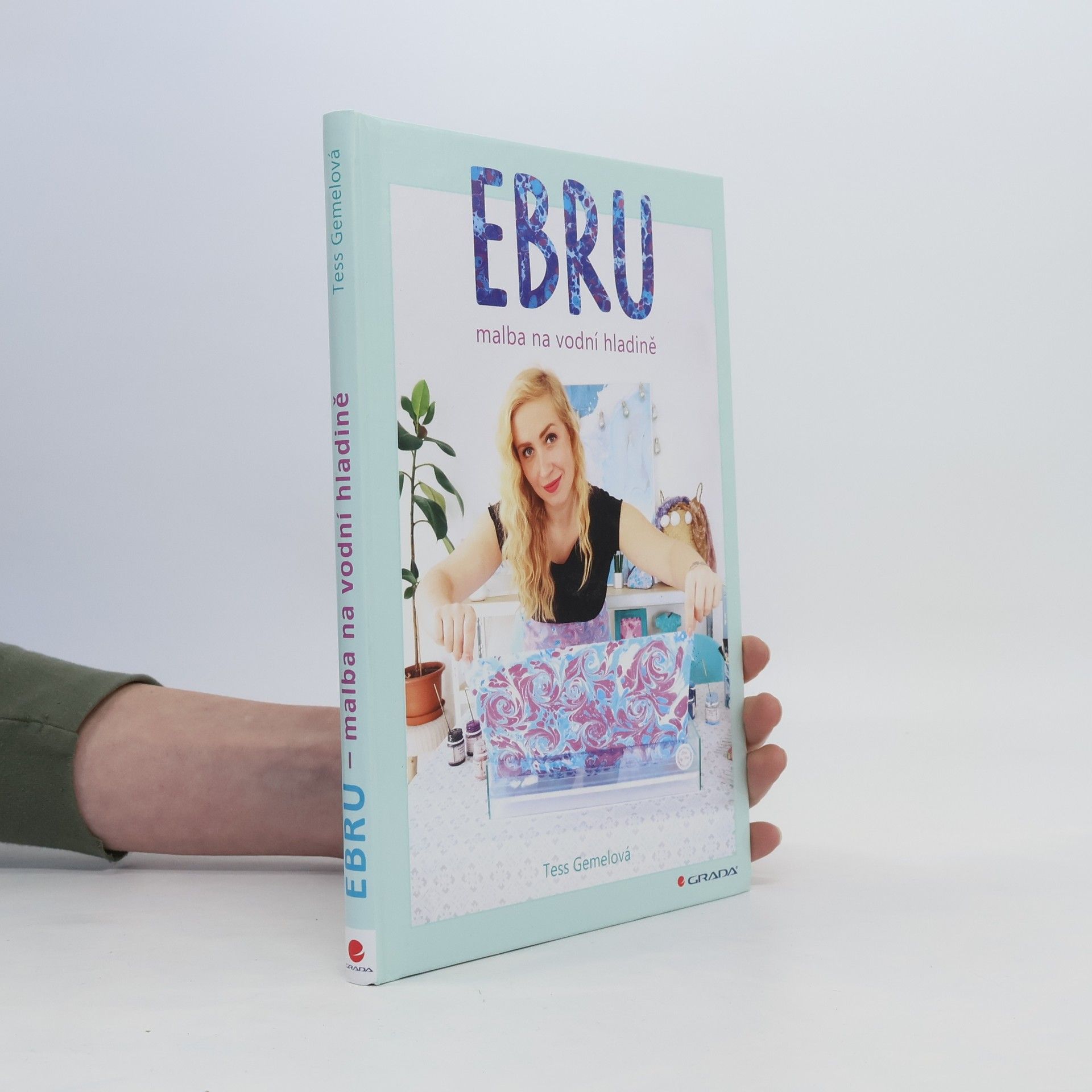 Tess Gemelová Ebru - malba na vodní hladině