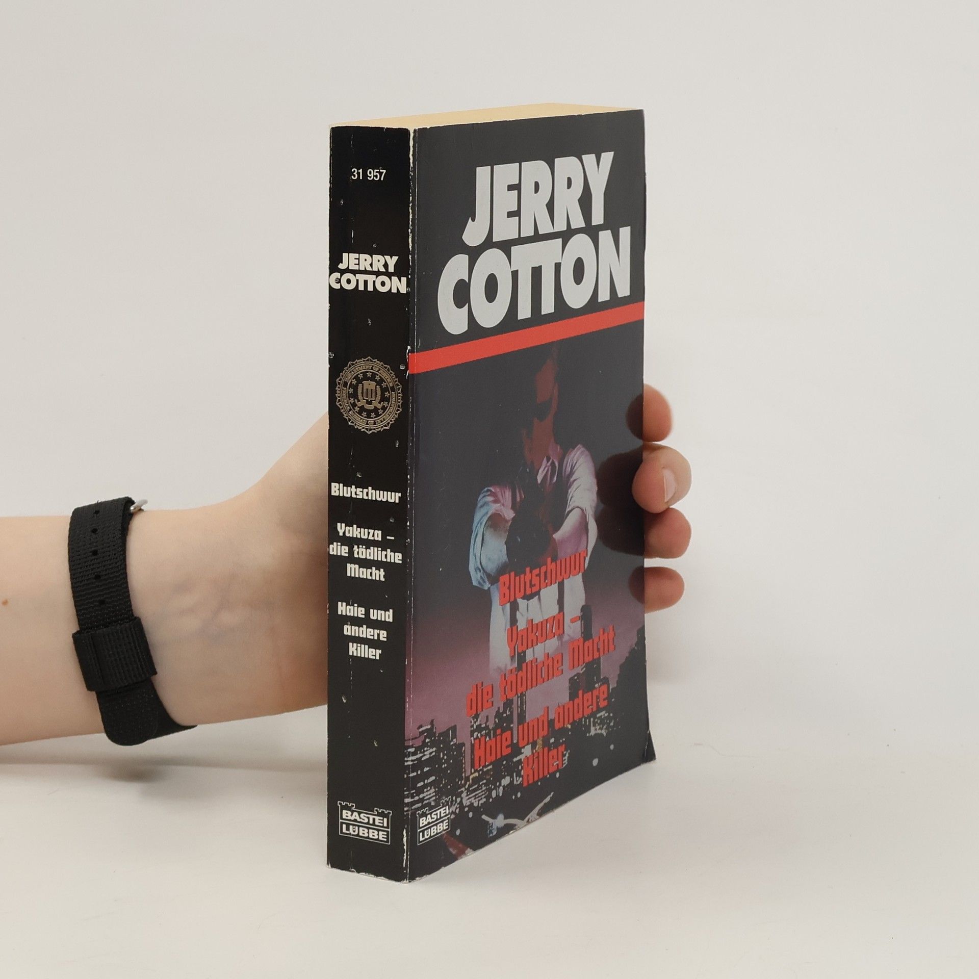 Jerry Cotton Jerry Cotton, Blutschwur. Jerry Cotton, Yakuza - die tödliche Macht. Jerry Cotton, Haie und andere Killer. Drei Kriminalromane
