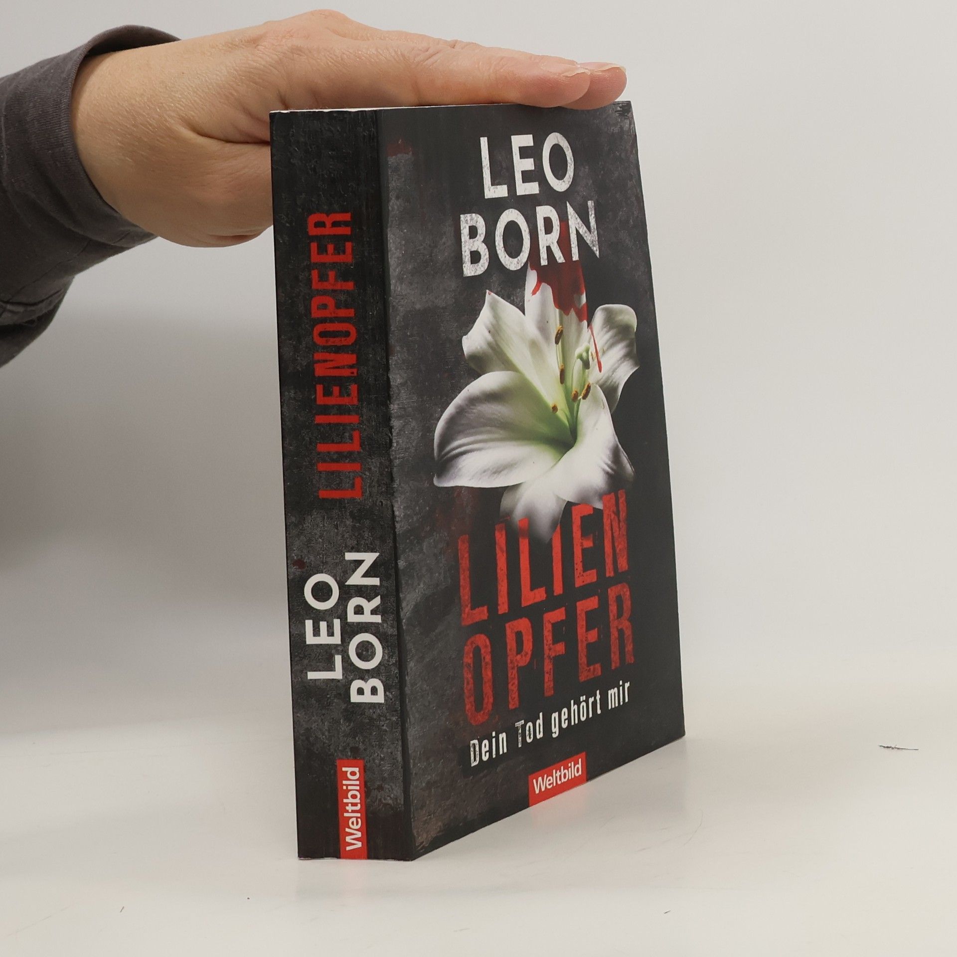 Leo Born Lilienopfer