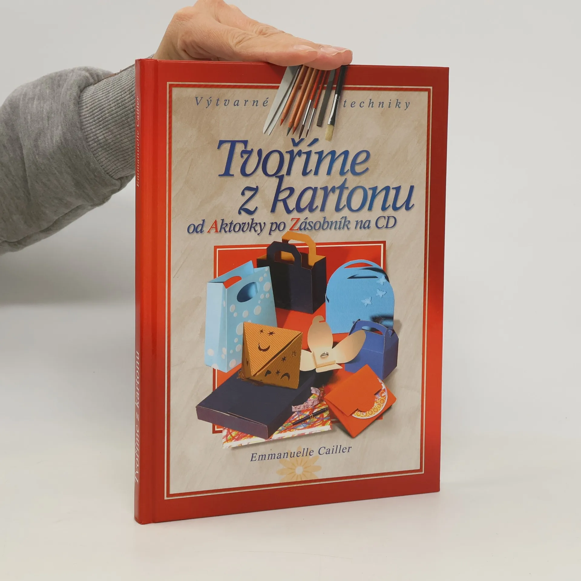 Tvoříme z kartonu - Od aktovky po zásobník CD | Kniha | pevná | Emmanuelle Cailler | CS