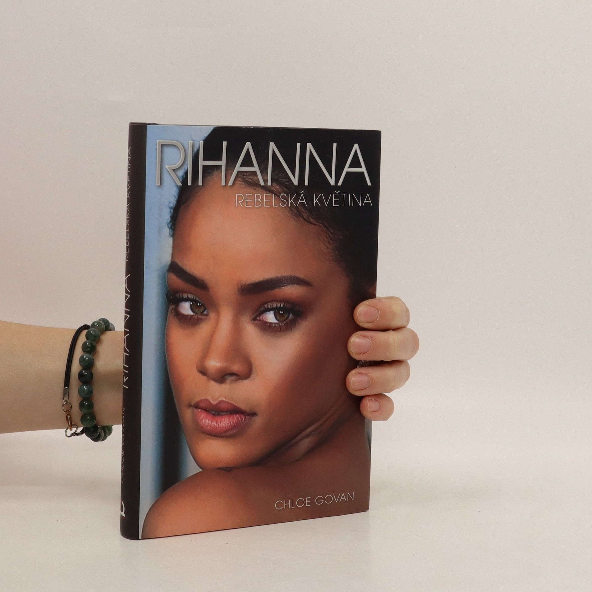 Chloe Govan Rihanna. Rebelská květina