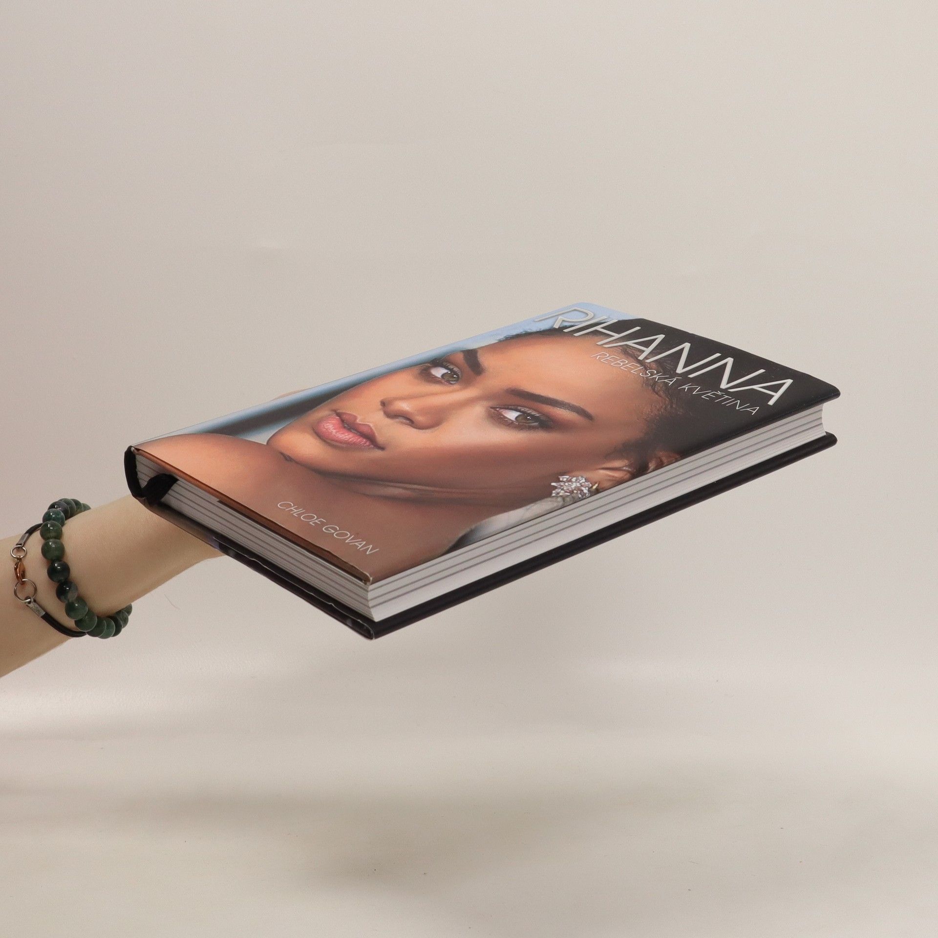 Chloe Govan Rihanna. Rebelská květina