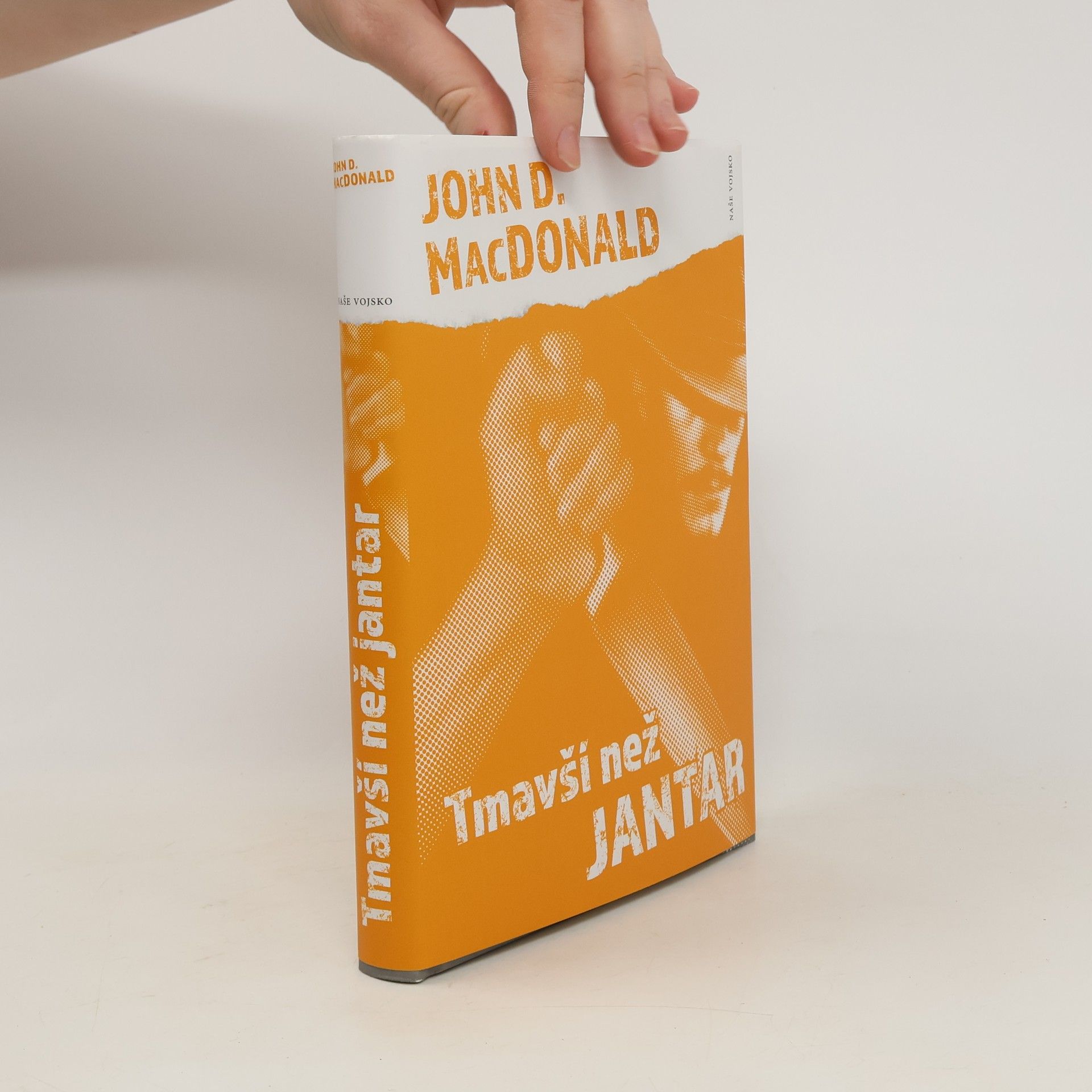 John D. MacDonald Tmavší než jantar