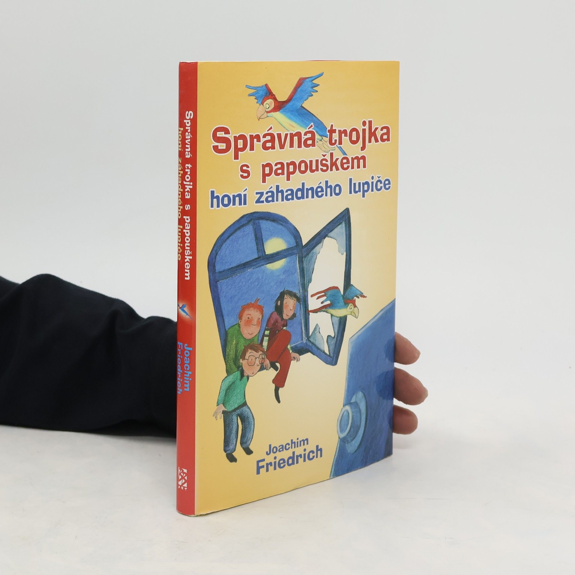 Joachim-Friedrich Kapp Správná trojka s papouškem honí záhadného lupiče