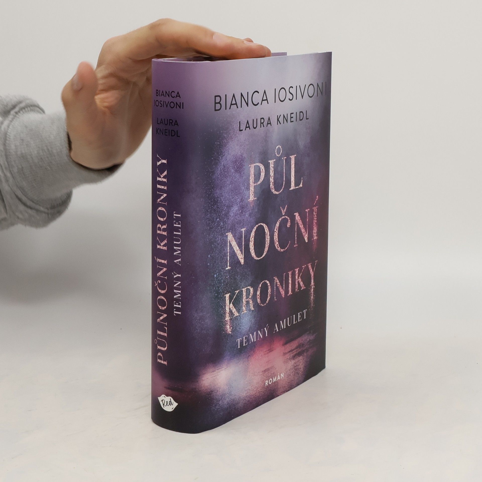 Bianca Iosivoni Půlnoční kroniky: Temný amulet.