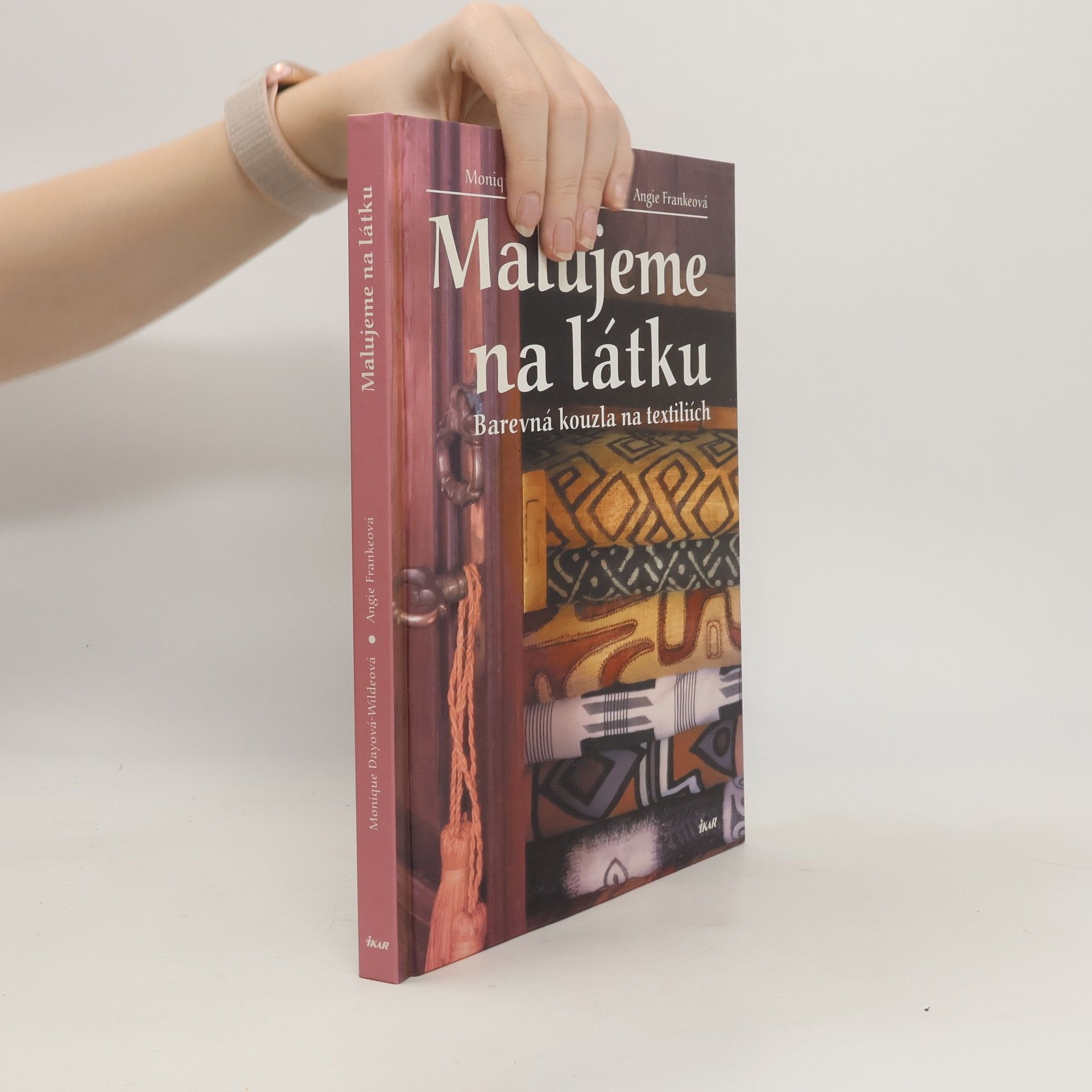 Monique Day-Wilde Malujeme na látku: Barevná kouzla na textiliích
