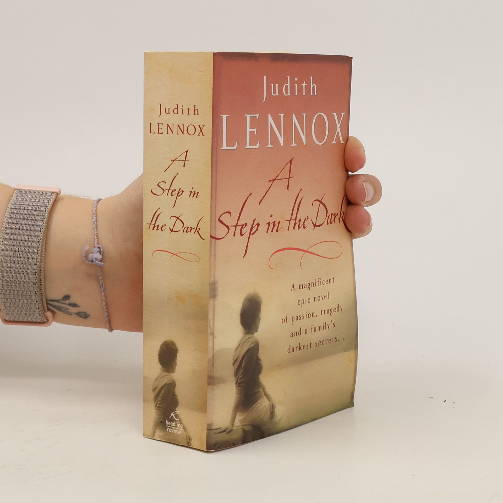 Judith Lennox A Step in the Dark