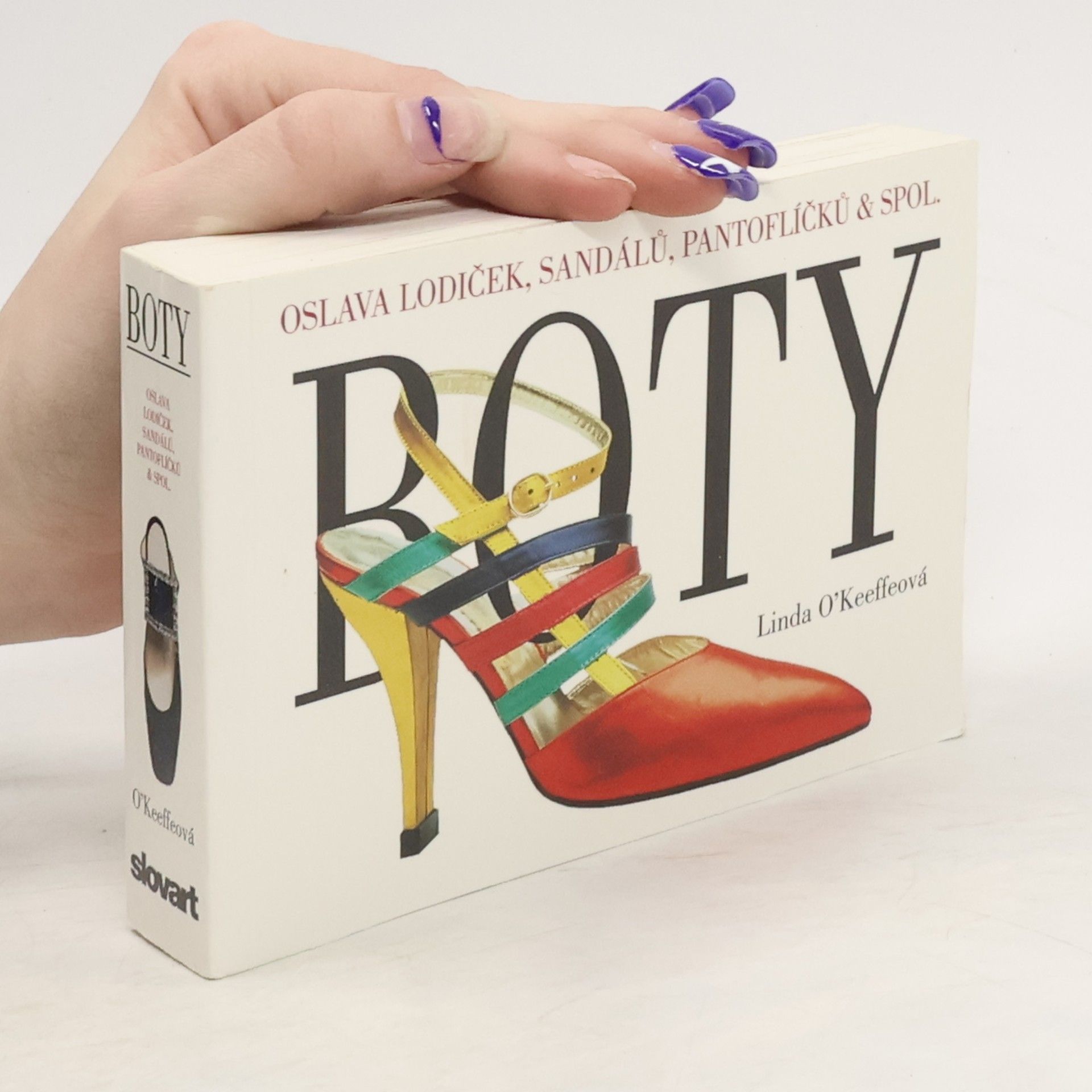 Linda O. Keefe Boty. Oslava lodiček, sandálů, pantoflíčků & spol.