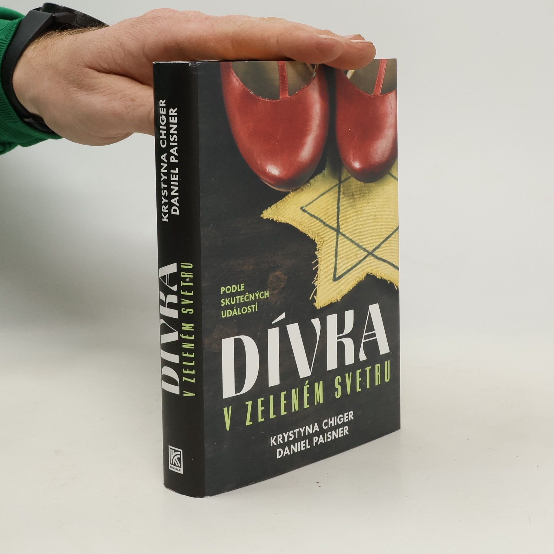 Krystyna Chiger Dívka v zeleném svetru