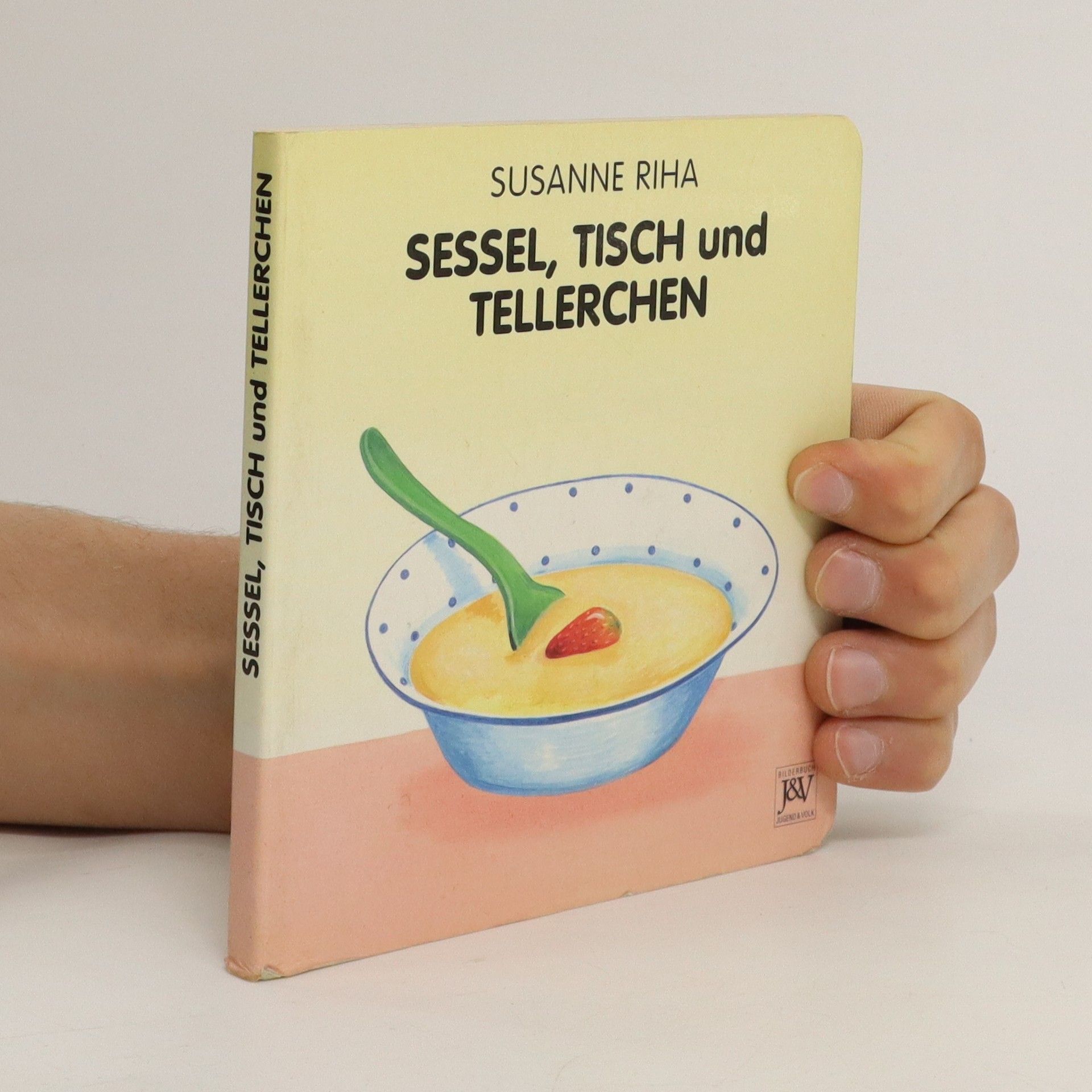 Susanne Riha Sessel, Tisch und Tellerchen.