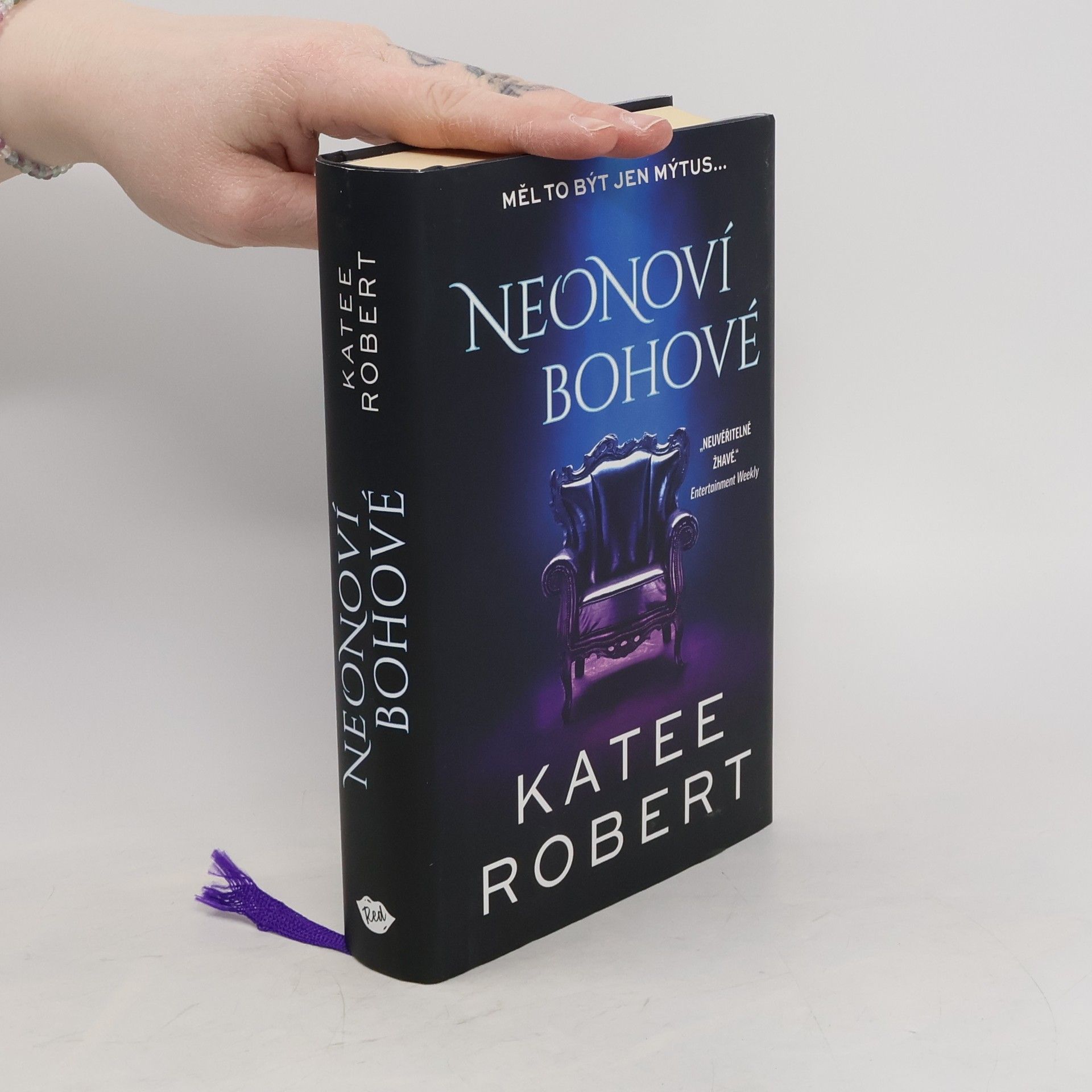 Katee Robert Neonoví bohové