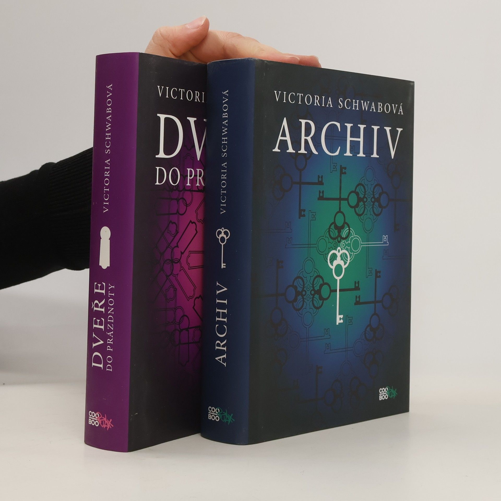 V. E. Schwab Série Archiv 1-2