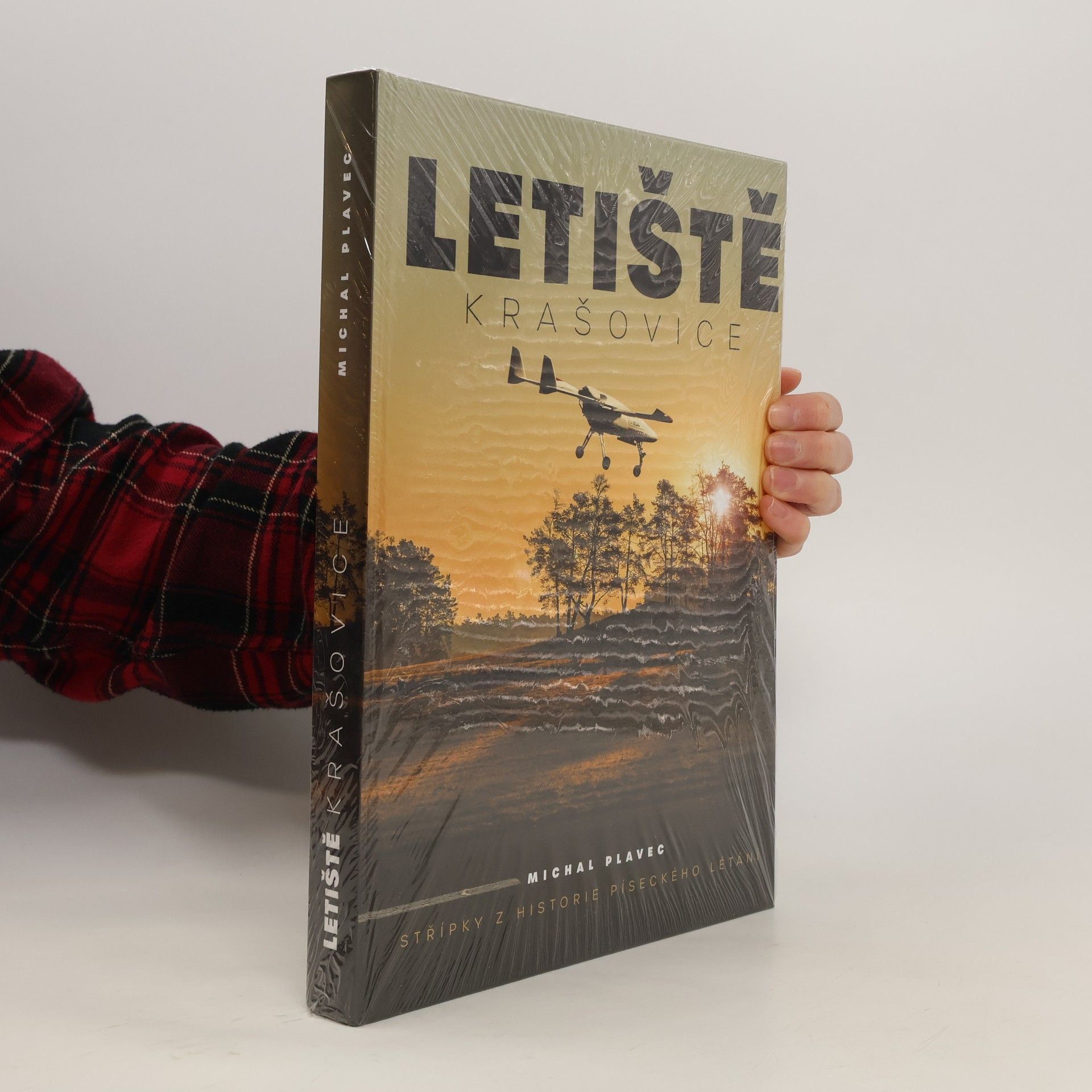 Michal Plavec Letiště Krašovice : střípky z historie píseckého létání