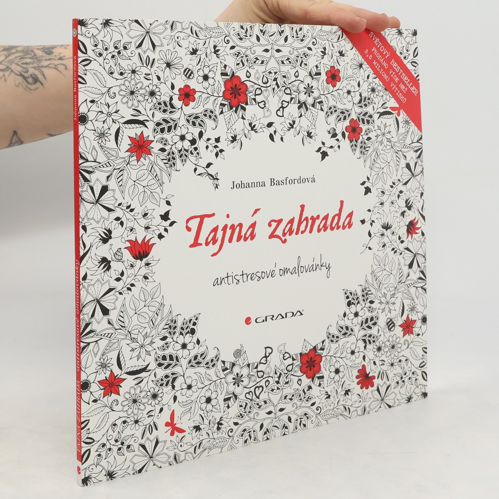 Johanna Basford Tajná zahrada. pastelkou proti stresu