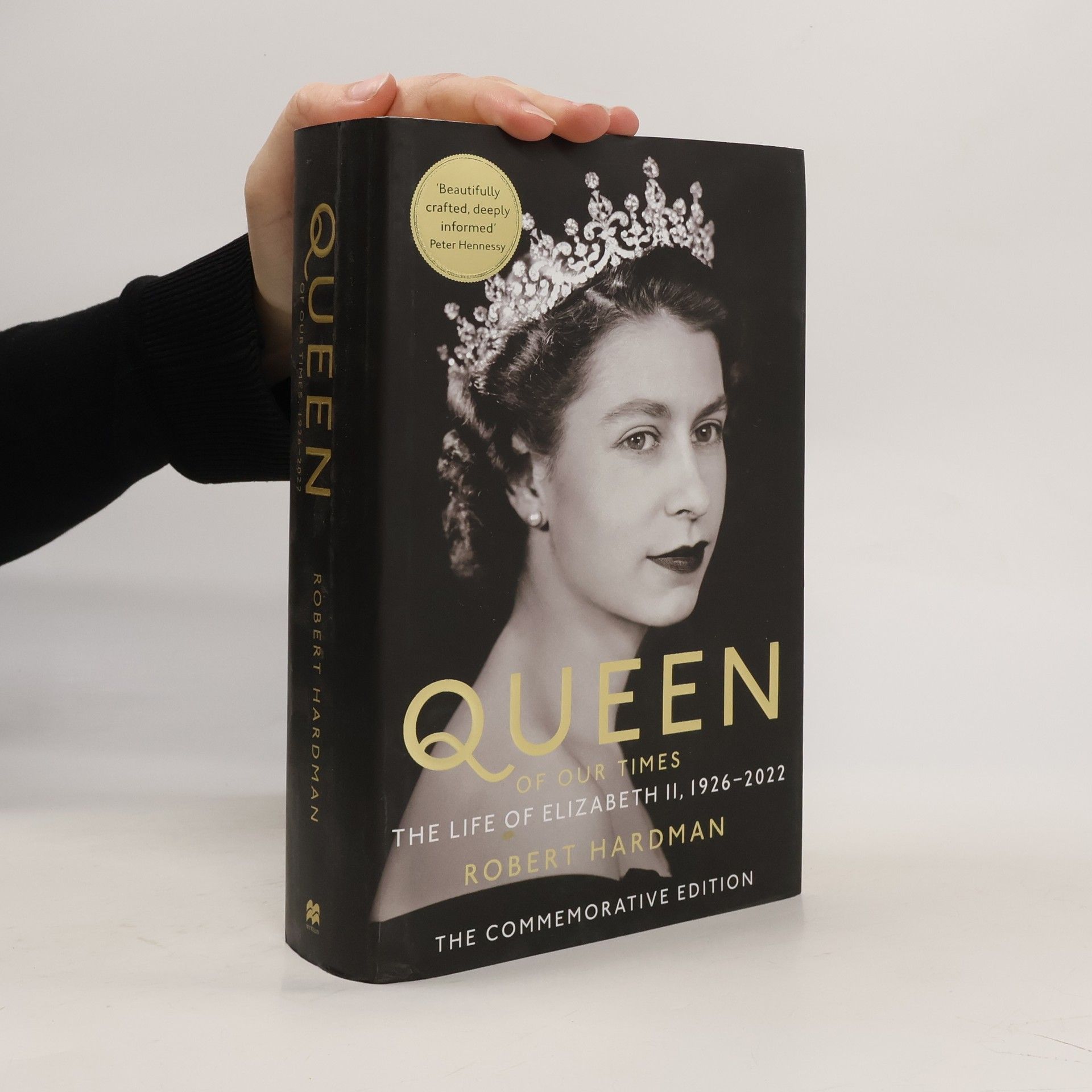 Robert Hardman Queen of Our Times - skladem, lehce poškozený kus