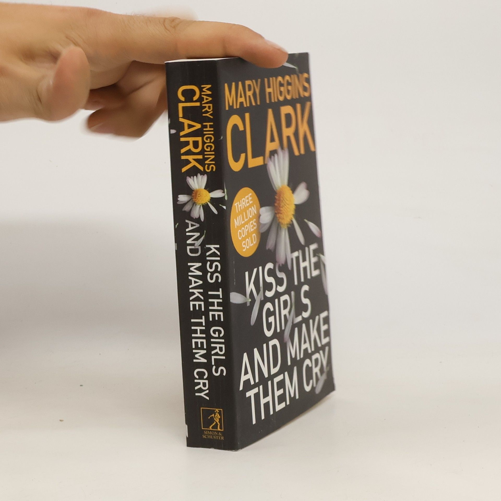 Mary Higgins Clark Kiss the Girls and Make Them Cry