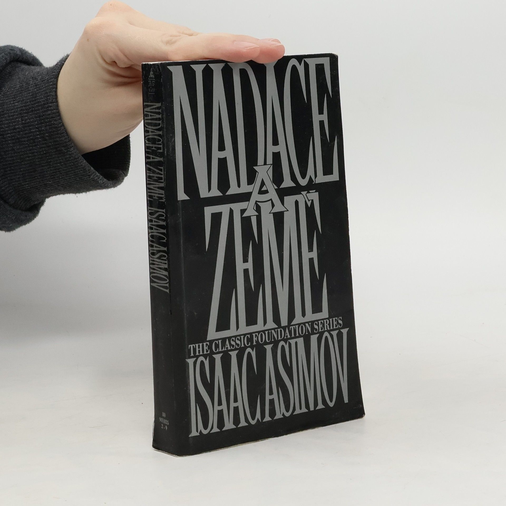 Isaac Asimov Nadace a Země