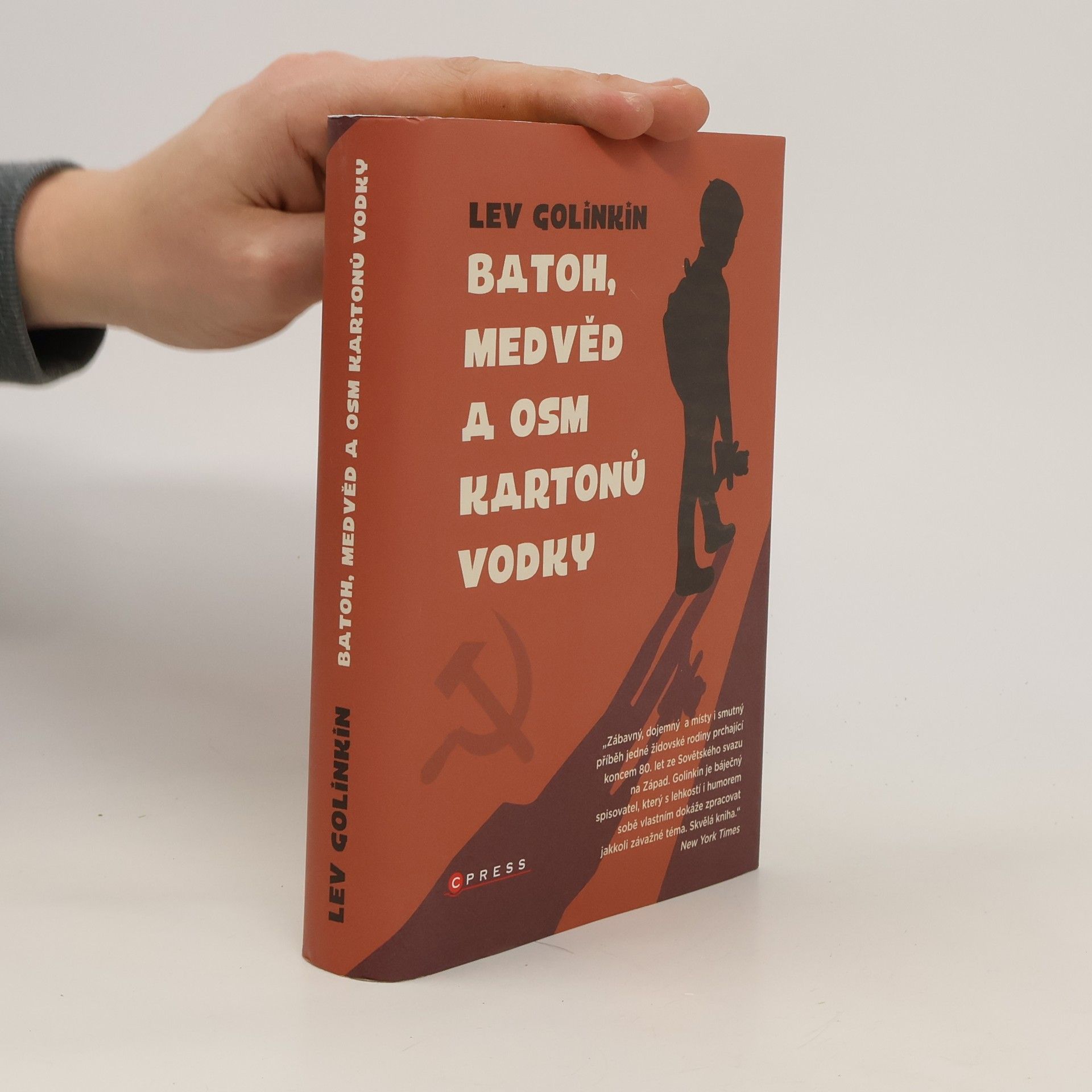 Lev Golinkin Batoh, medvěd a osm kartonů vodky
