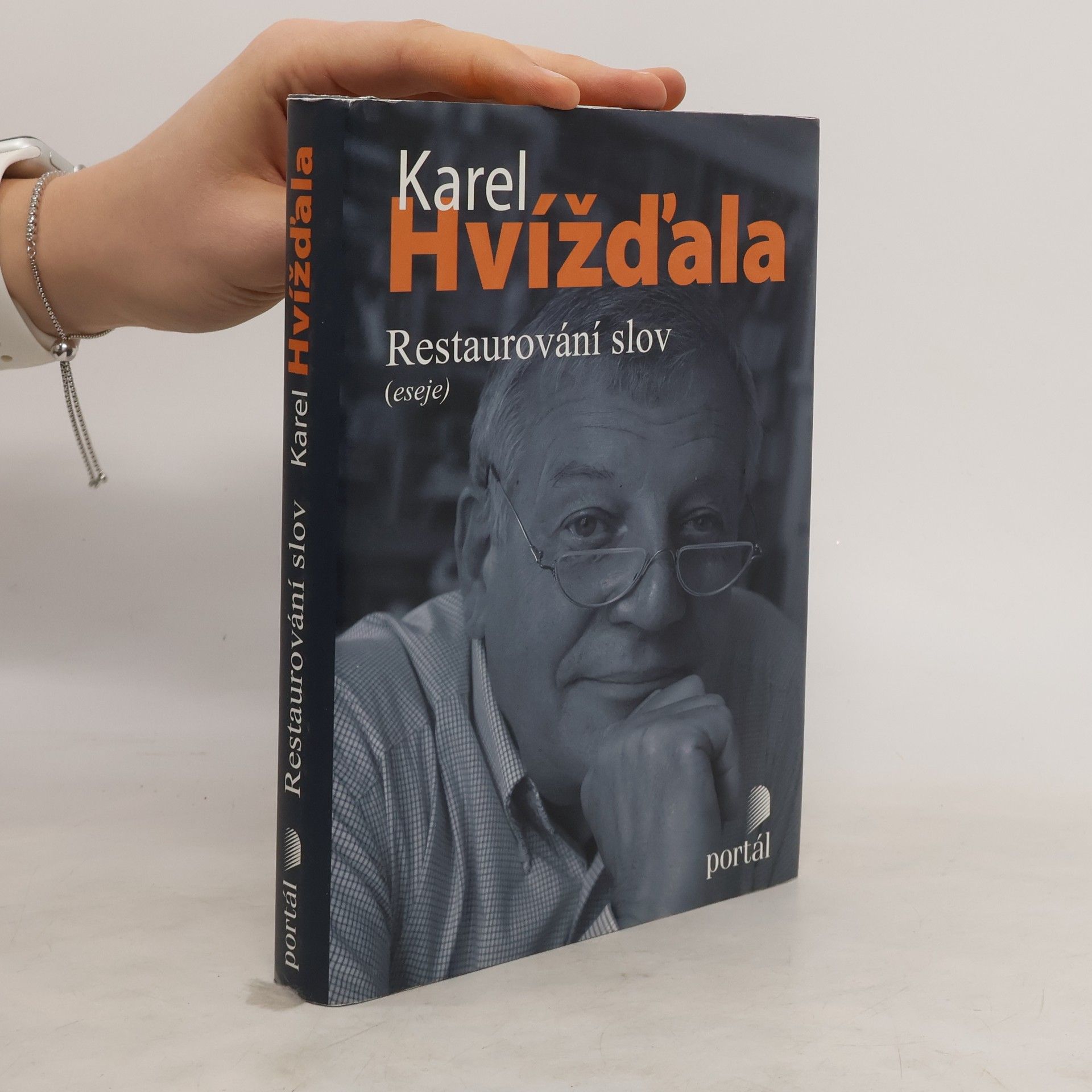 Karel Hvížďala Restaurování slov. Eseje a texty o médiích 2005-2008