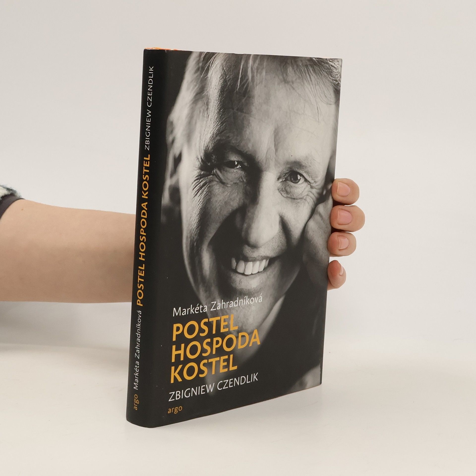 Zbigniew Czendlik Postel, hospoda, kostel